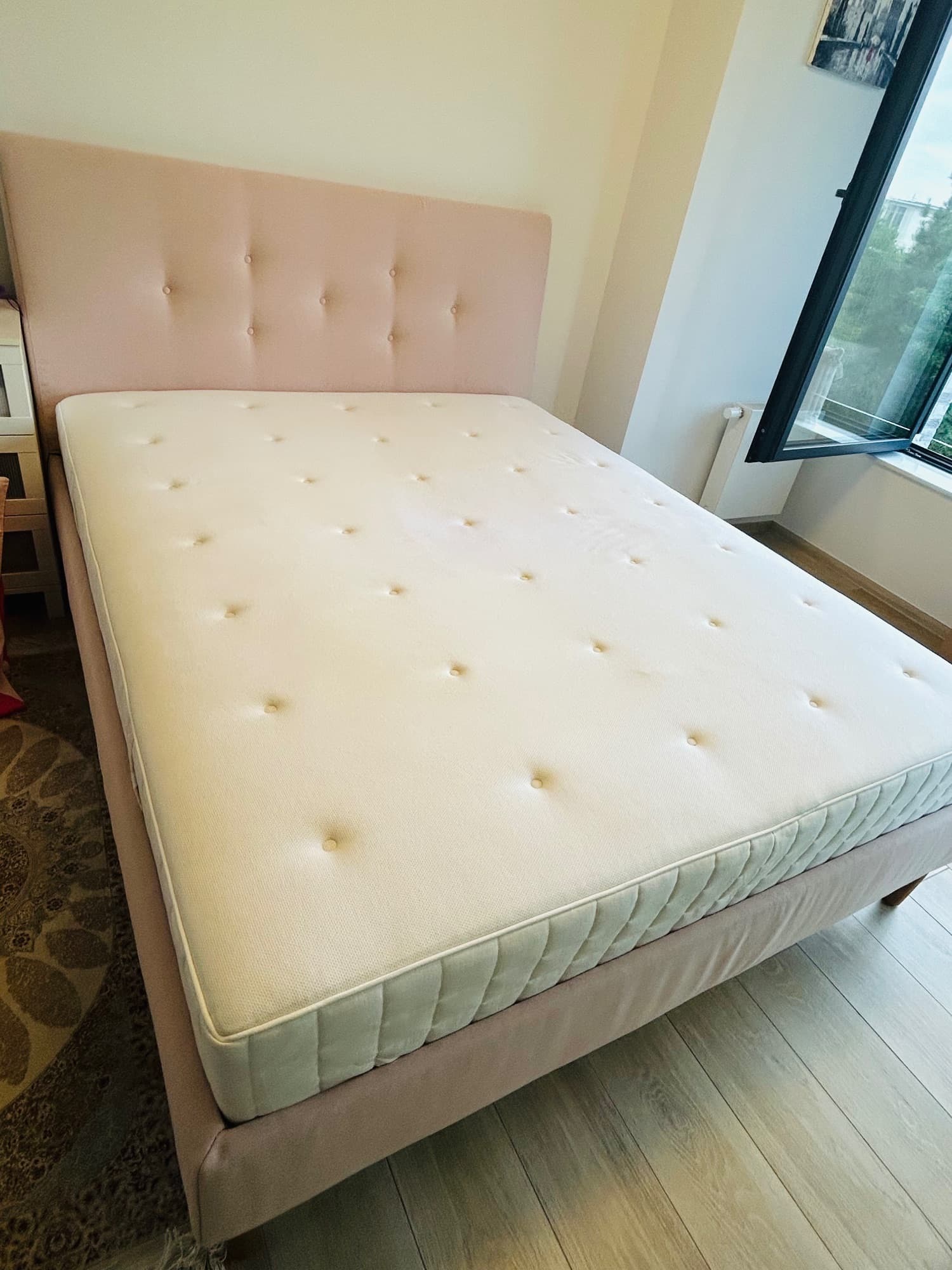 IDANÄS BED+MATTRESS gestoffeerd bed, Naggen beige, 160x200 cm