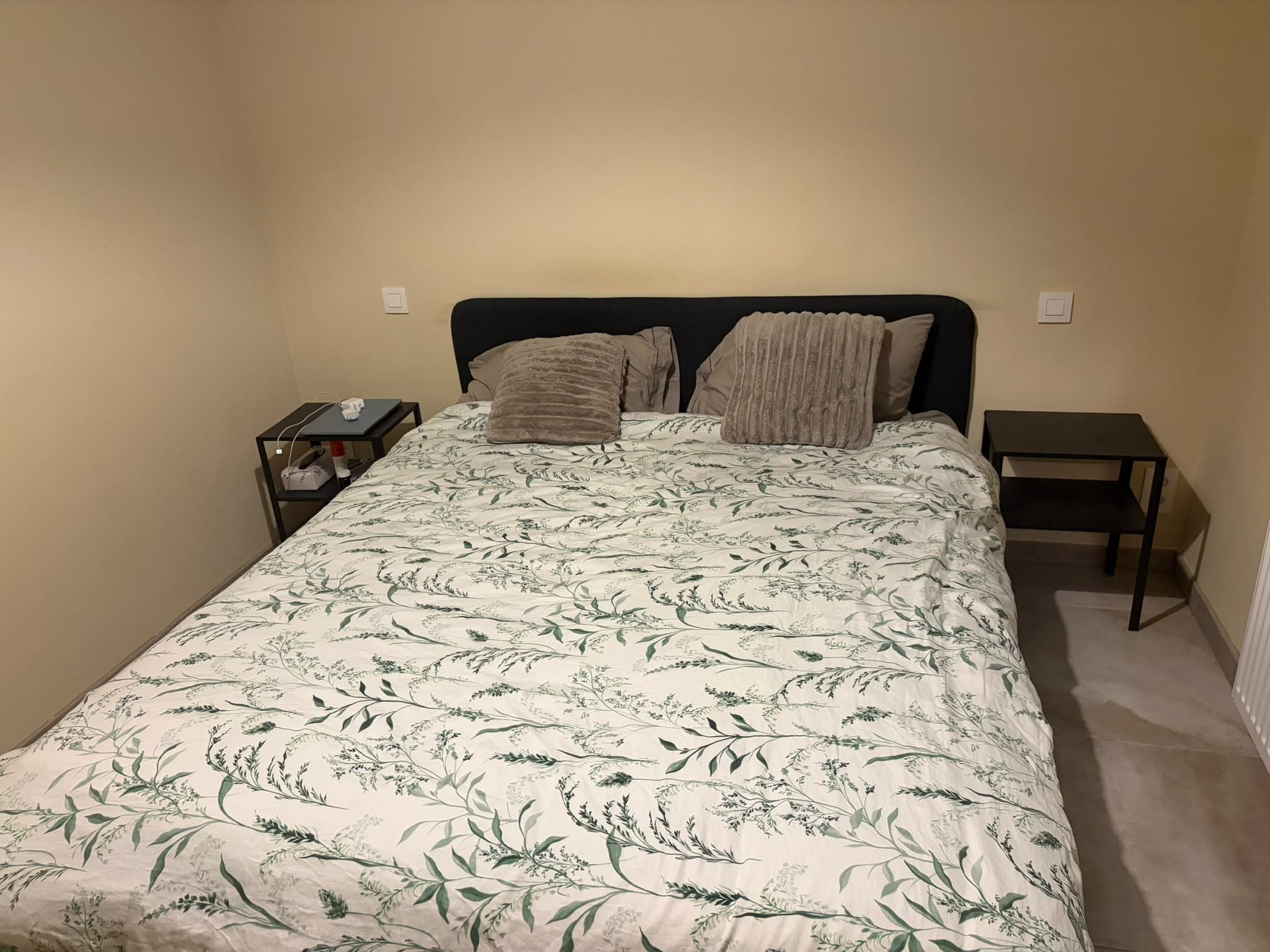 SLATTUM gestoffeerd bed, Vissle donkergrijs, 160x200 cm
