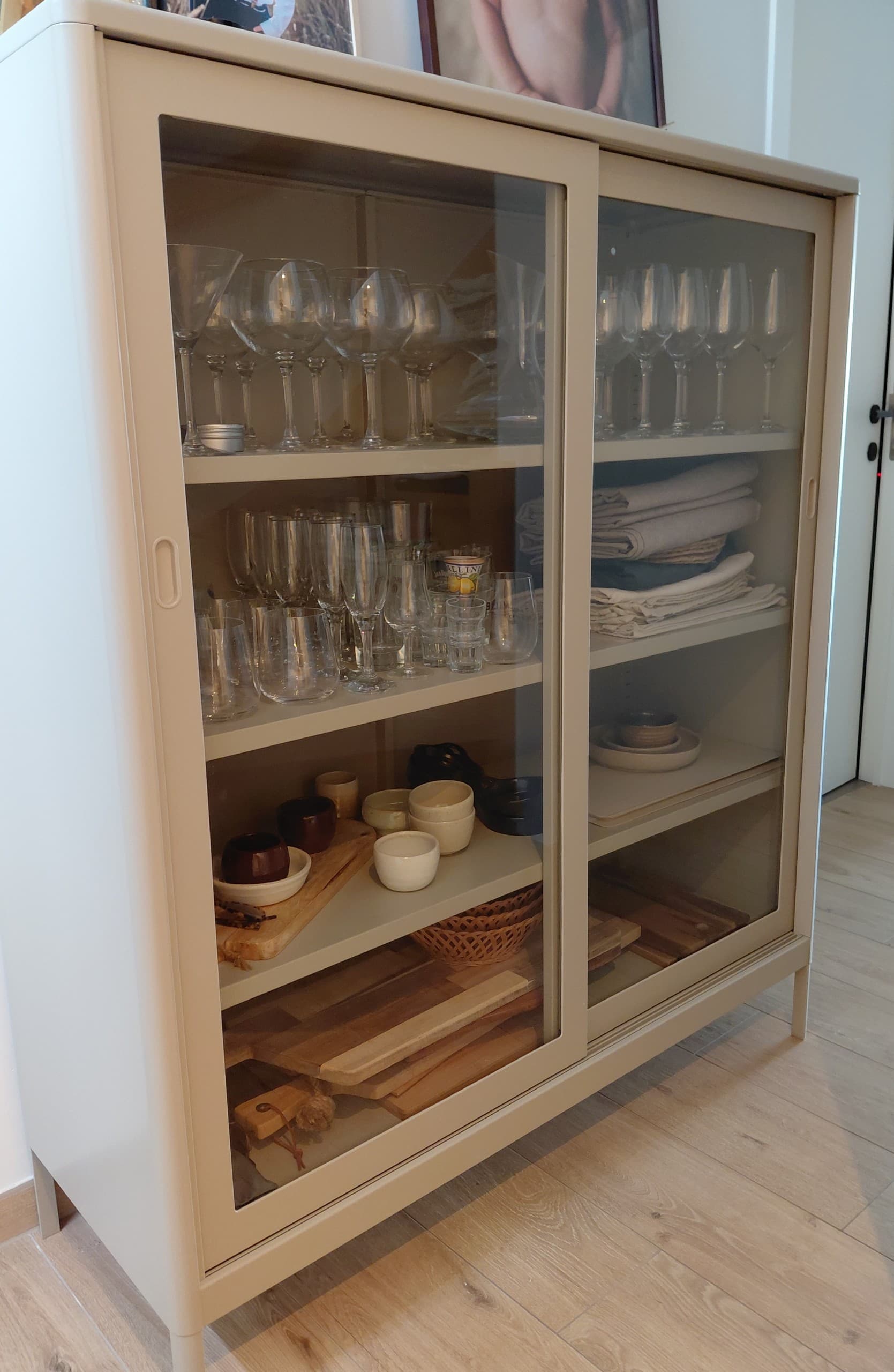 IDÅSEN Vitrinekast met schuifdeuren, beige, 120x140 cm