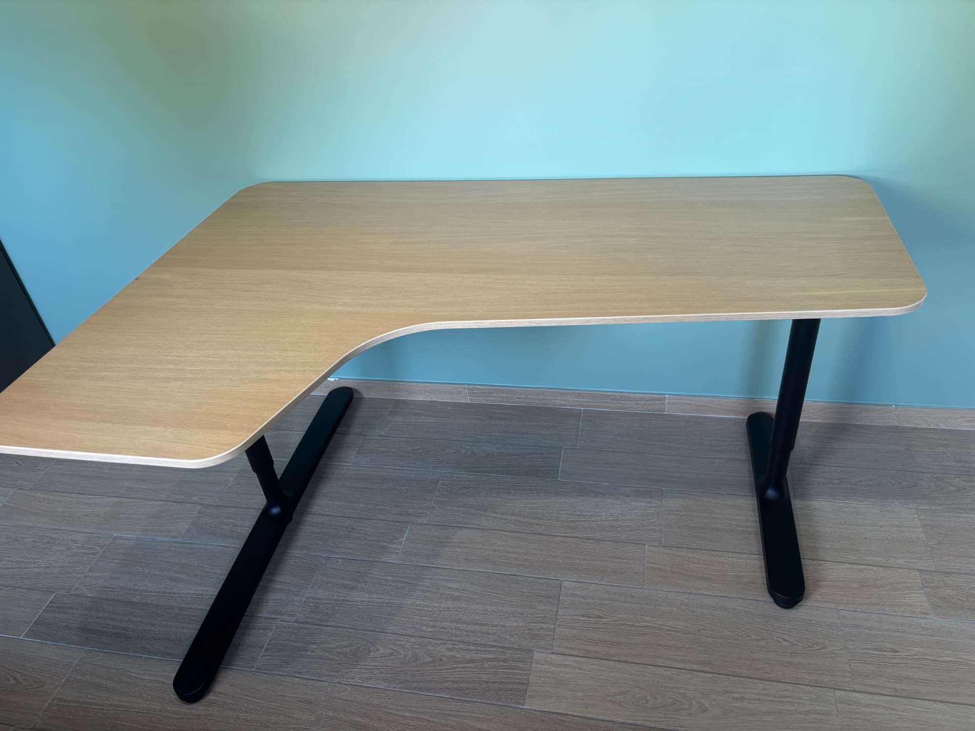 BUREAU BEKANT bureau d'angle droit, plaqué chêne blanchi/noir