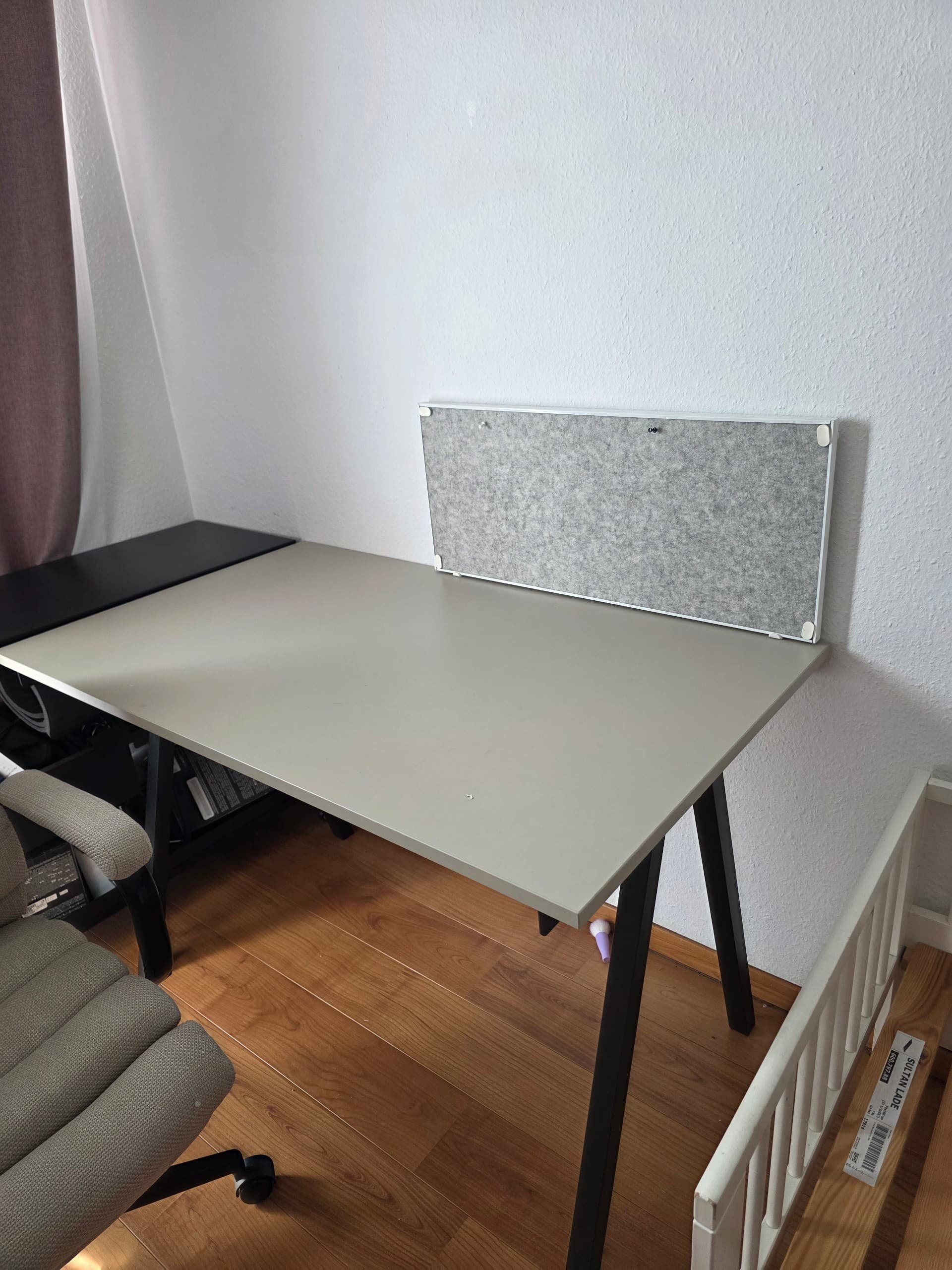 TROTTEN bureau, beige/antraciet, 140x80 cm