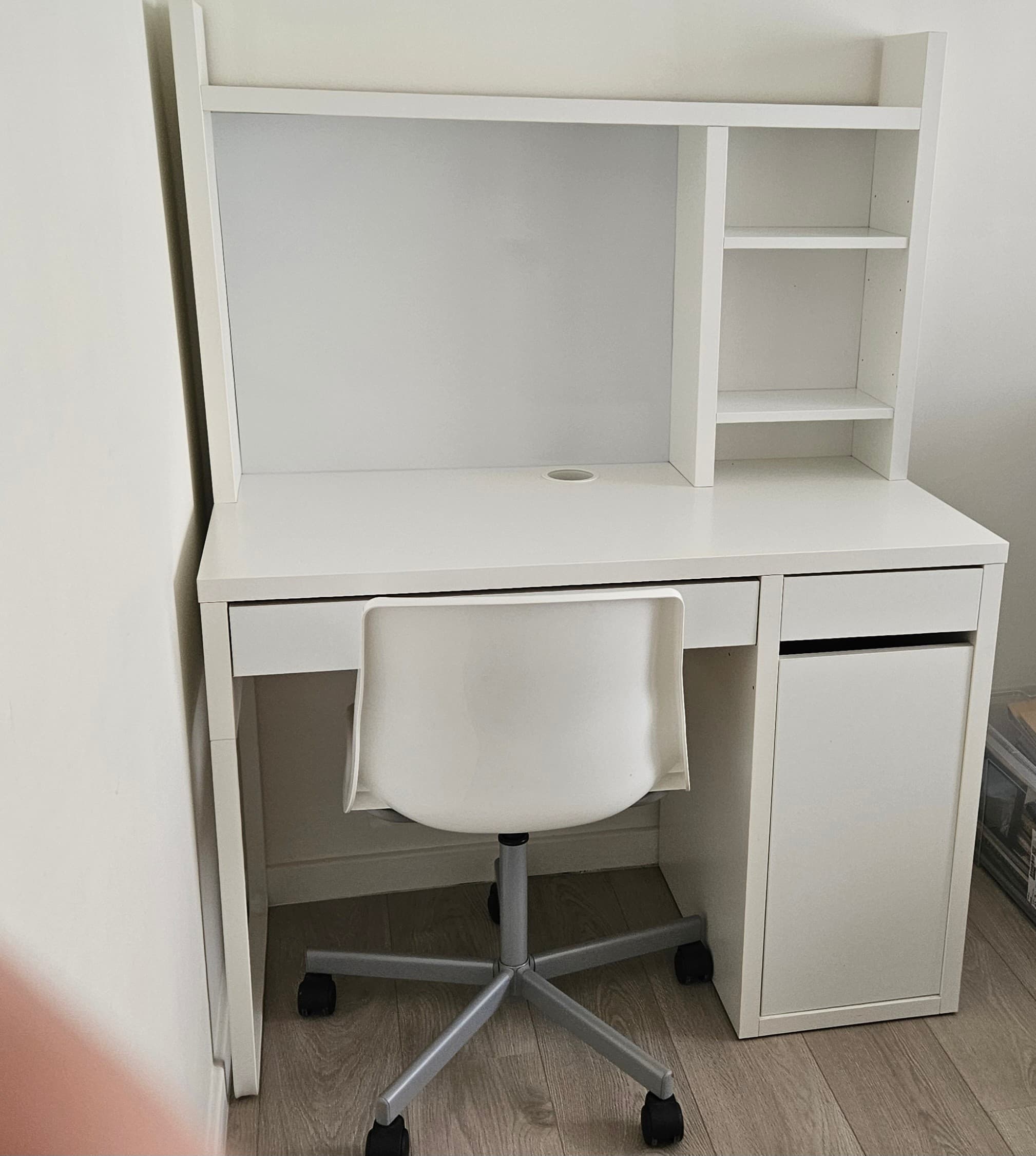 MICKE Bureau, blanc, 105x50 cm. Commandez aujourd'hui