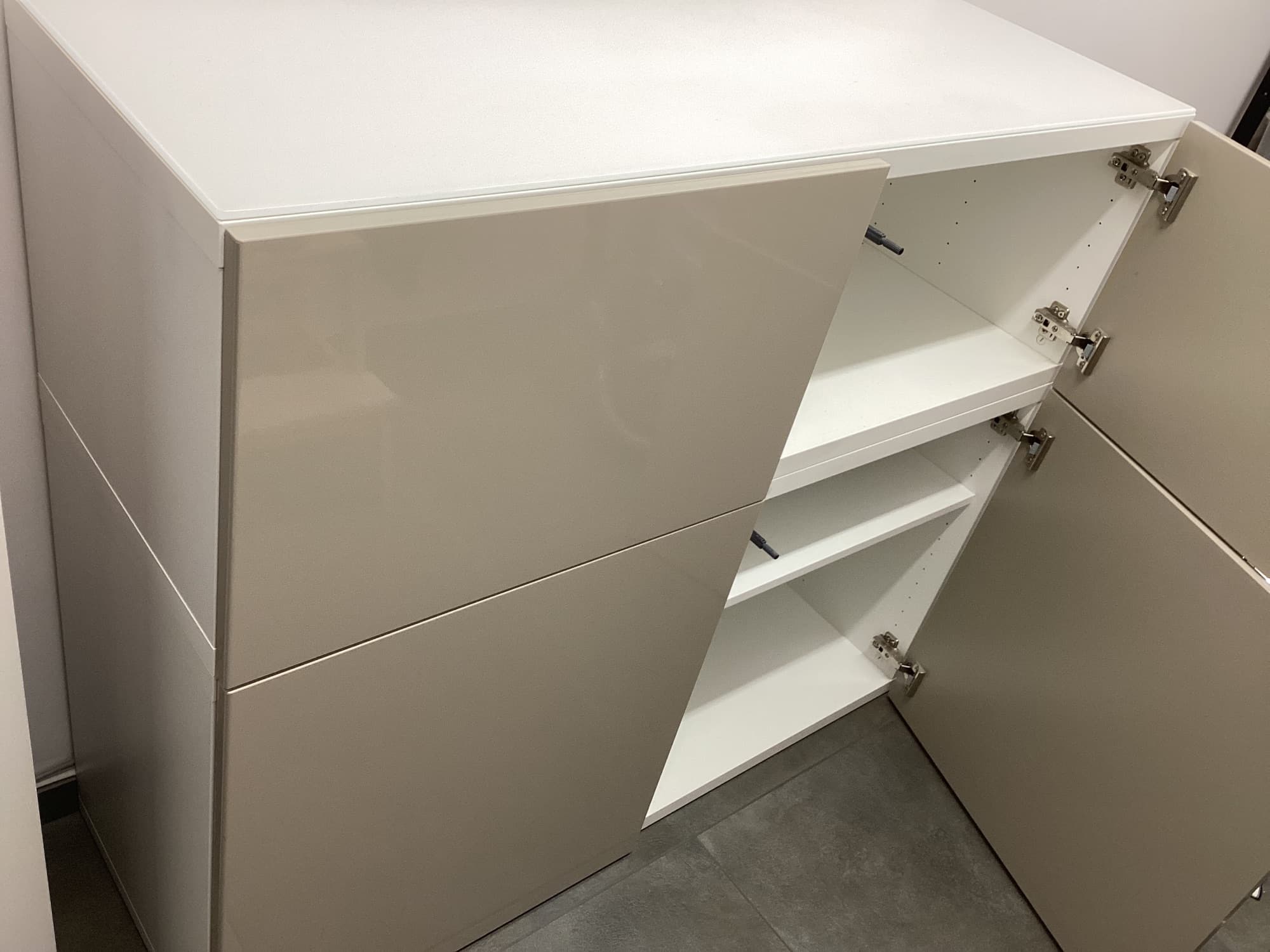 BESTÅ kast met deuren, wit/Selsviken hoogglans/beige, 120x42x64 cm