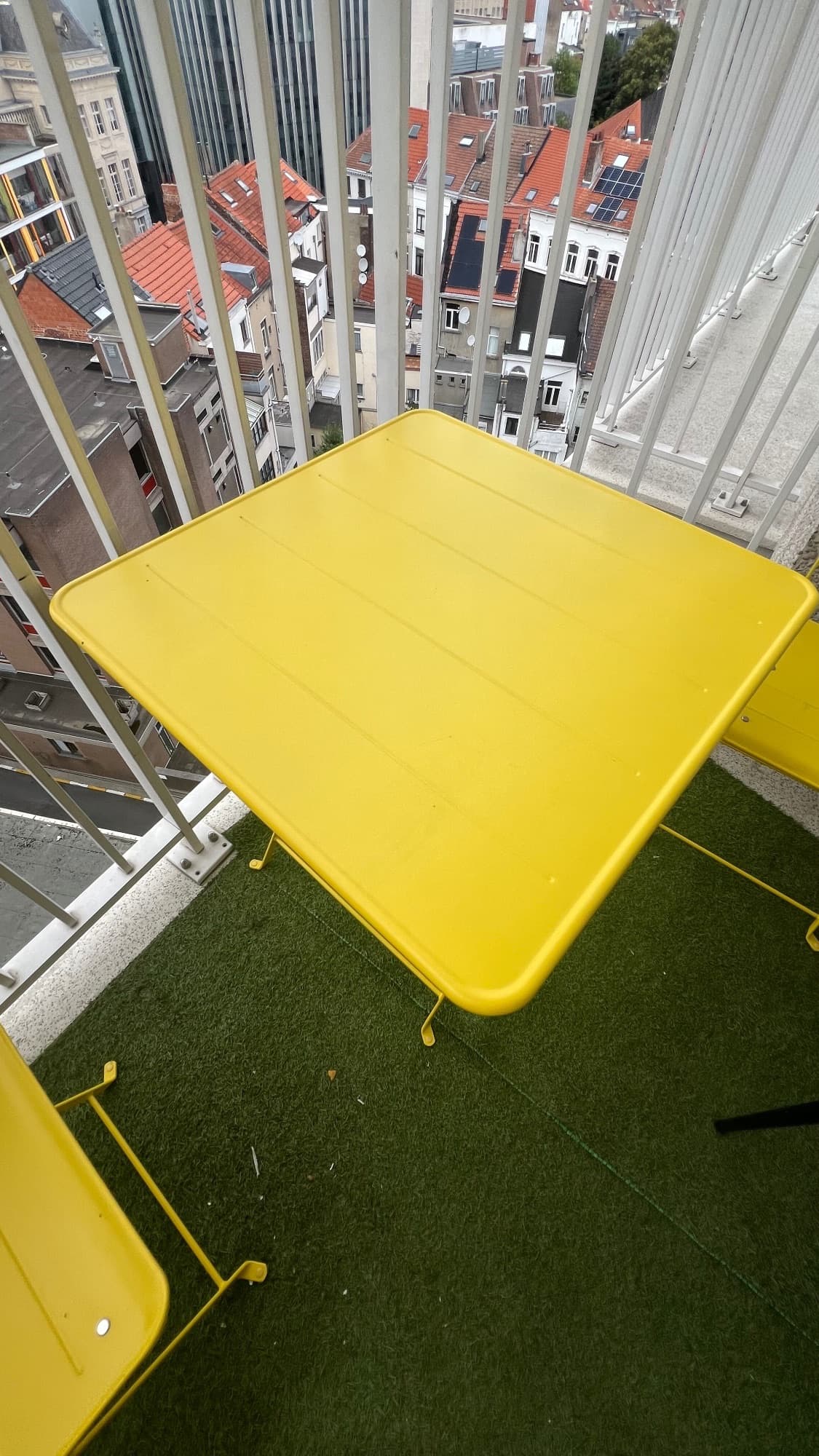 SUNDSÖ YELLOW TABLE table, jaune vif extérieur, 65x65 cm