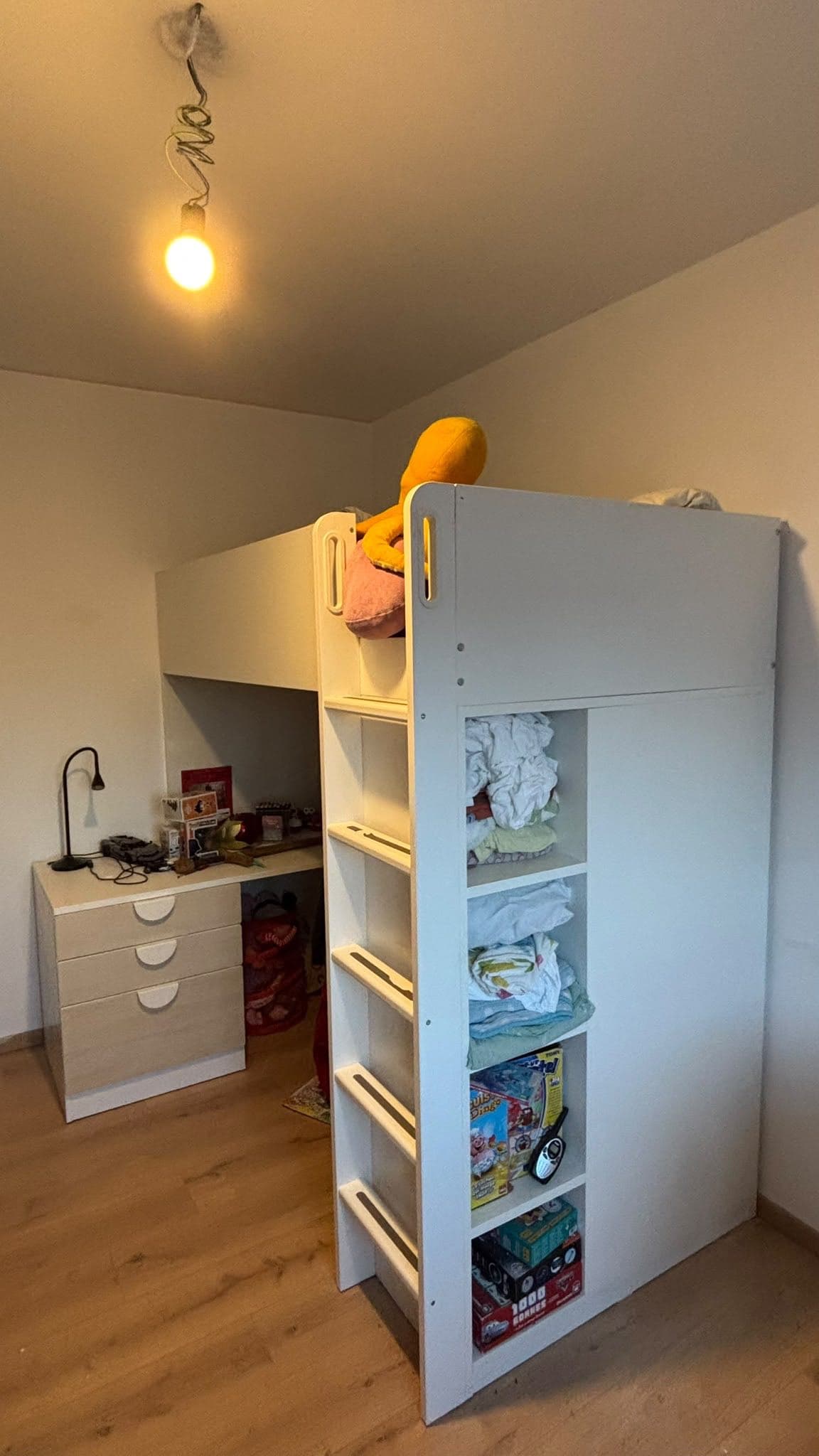 SMÅSTAD lit mezzanine, blanc blanc/avec bureau avec 2 tablettes, 90x200 cm