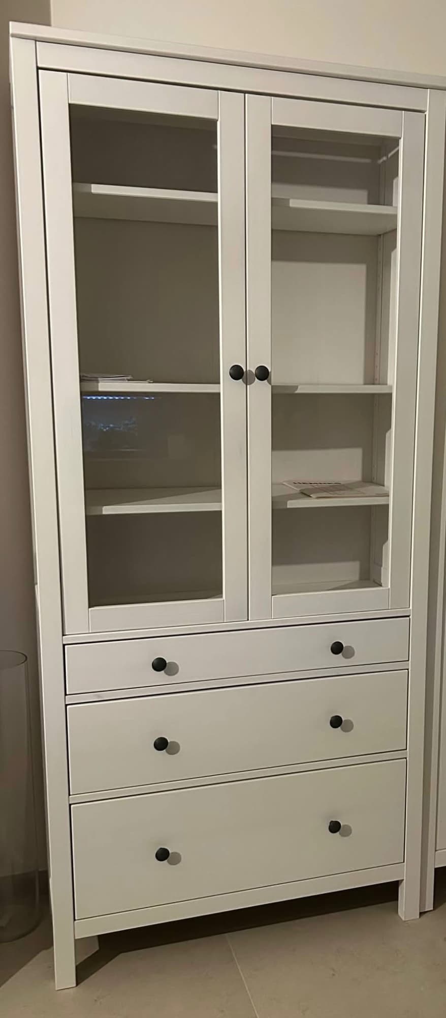HEMNES vitrinekast met 3 lades, wit gebeitst