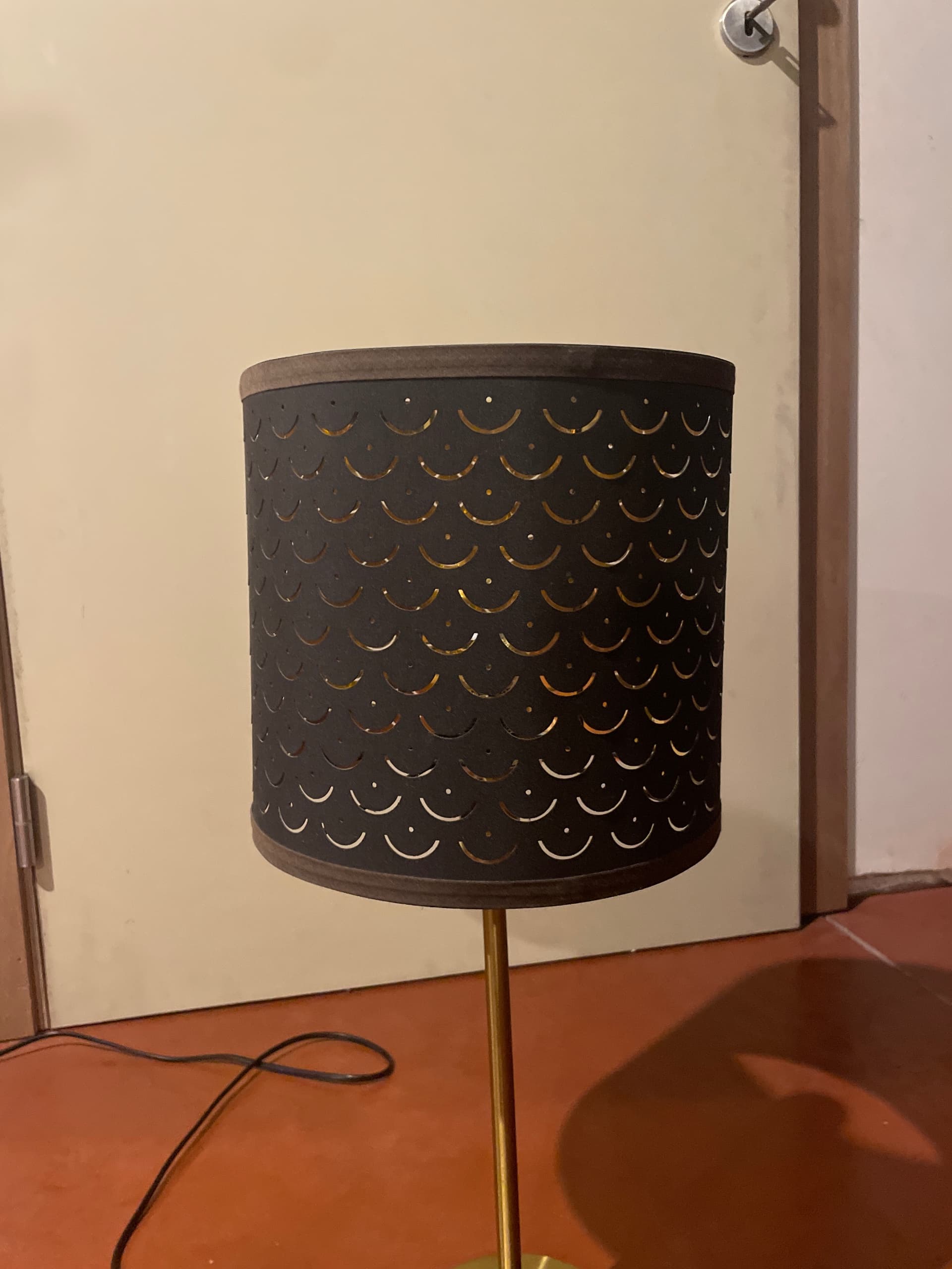 NYMÖ Abat-jour, noir, couleur laiton, 24 cm