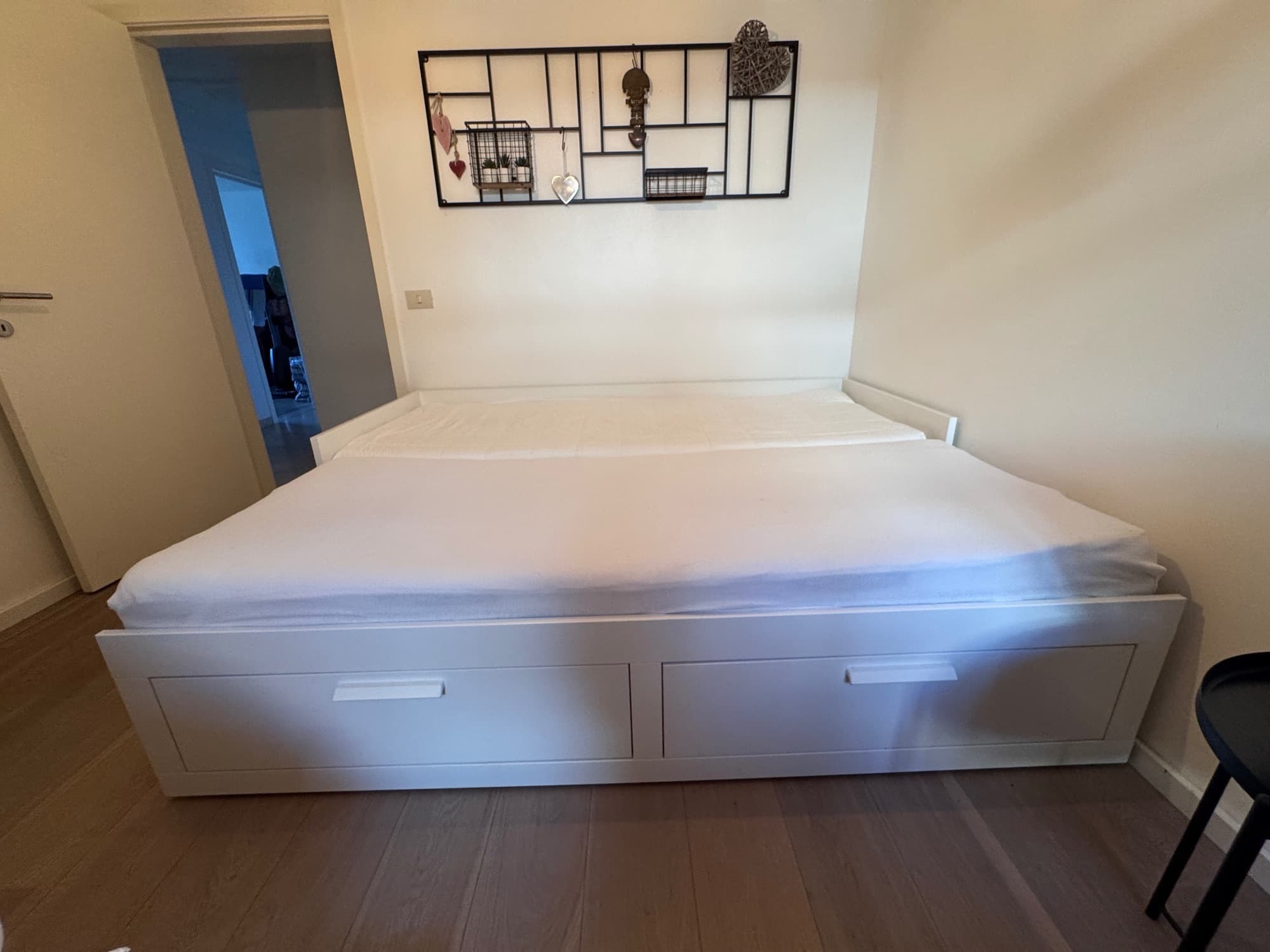 BRIMNES BEDBANK bedbank met 2 lades/2 matrassen, wit/Åsvang stevig