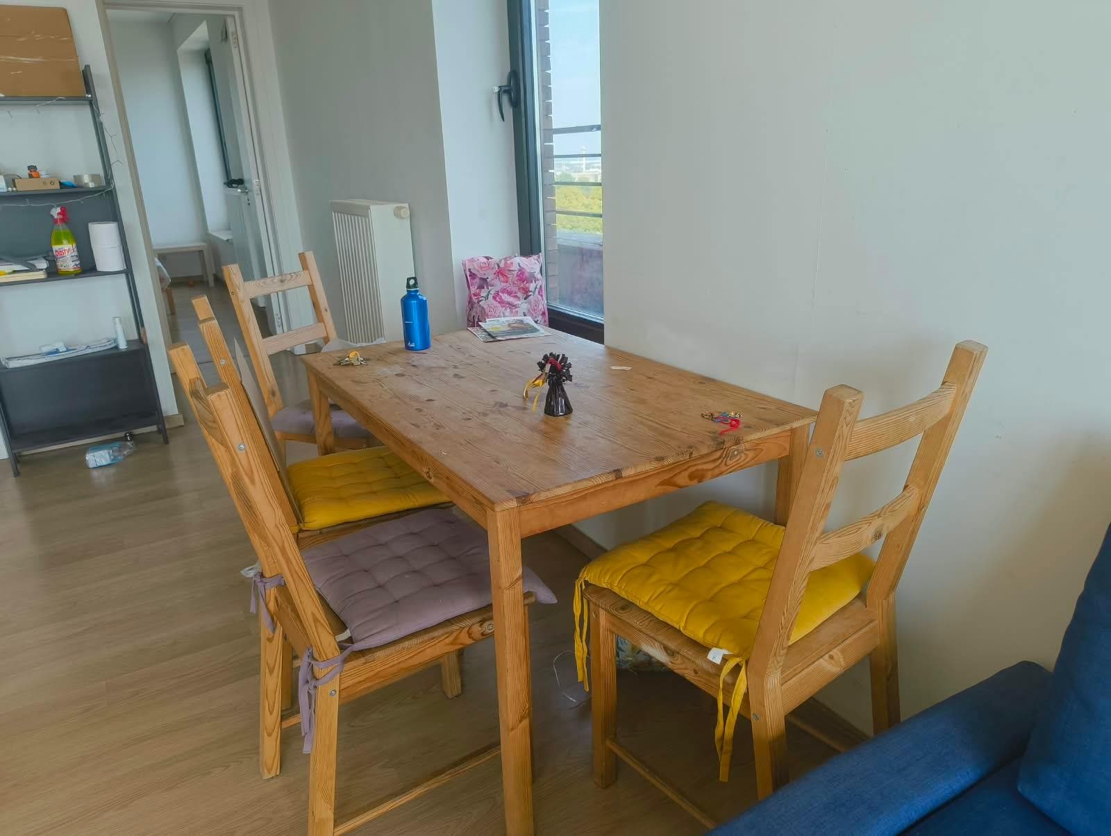 HÄGERNÄS table et 4 chaises, teinté noir pin
