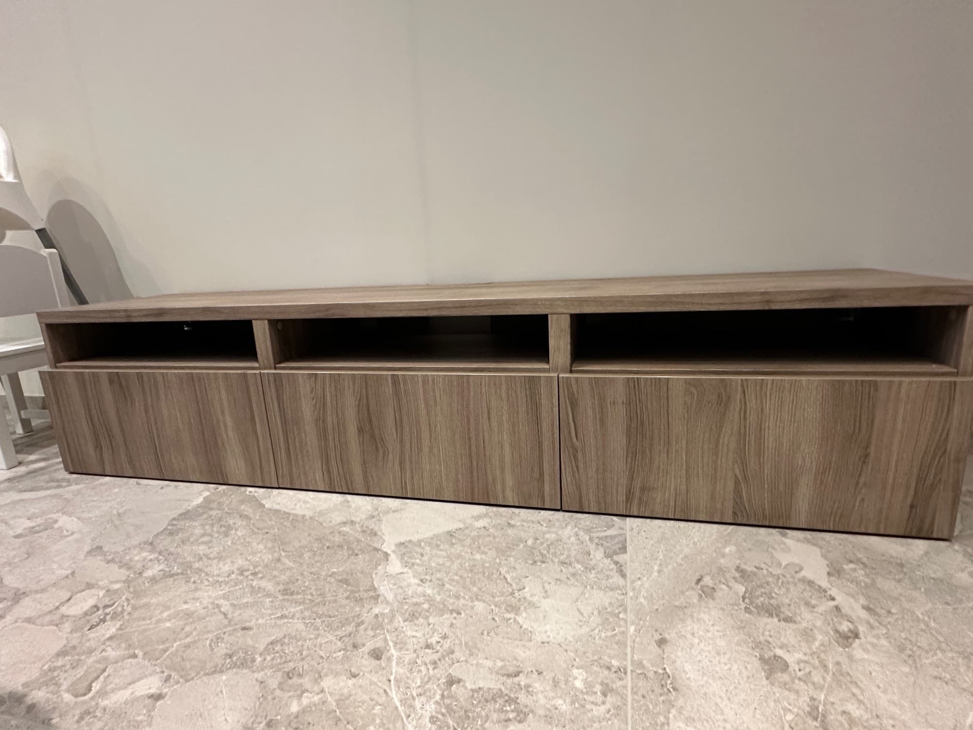 BESTÅ / EKET combinaison rangement TV, blanc/motif noyer teinté gris