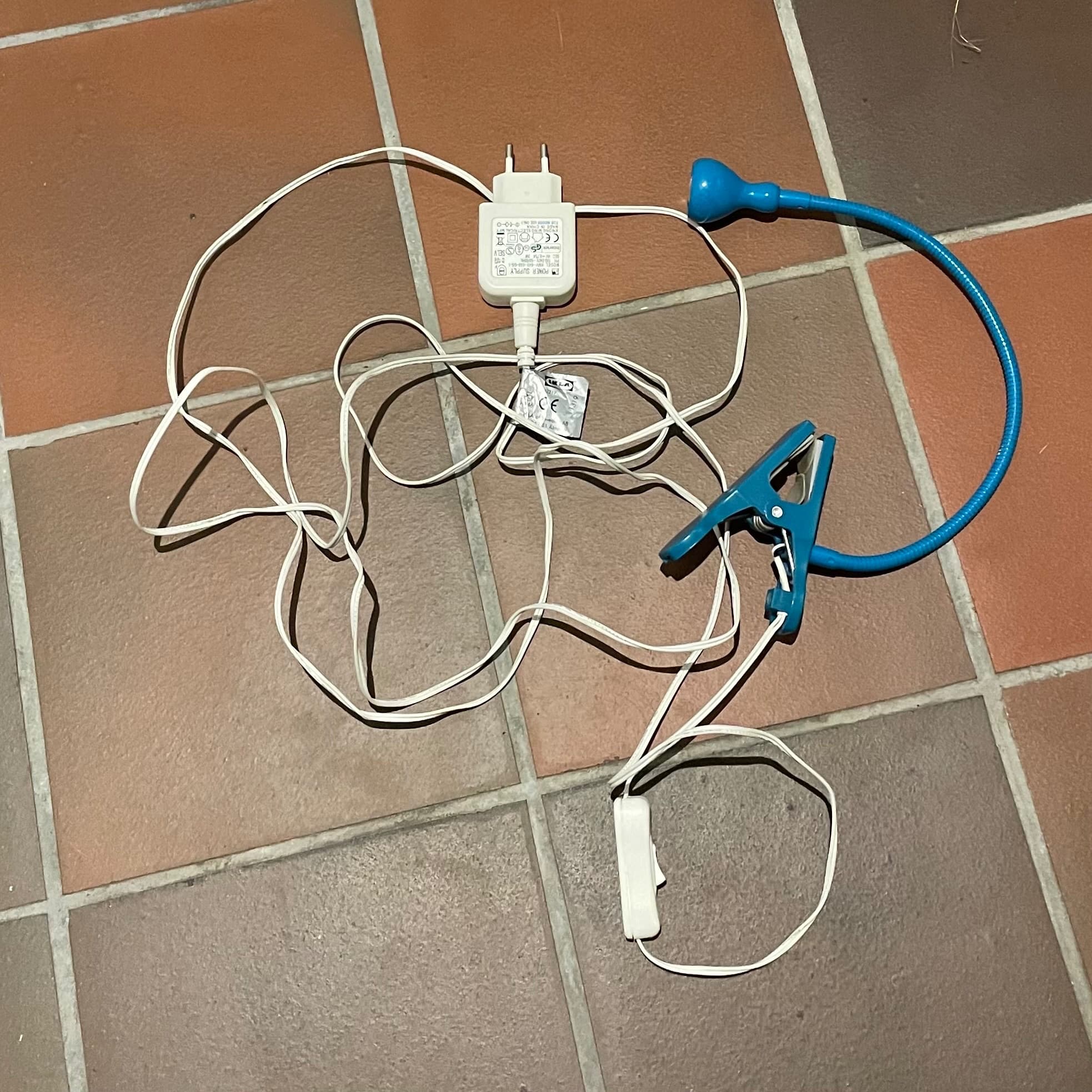NÄVLINGE BLAUW Spot à pince à LED, noir