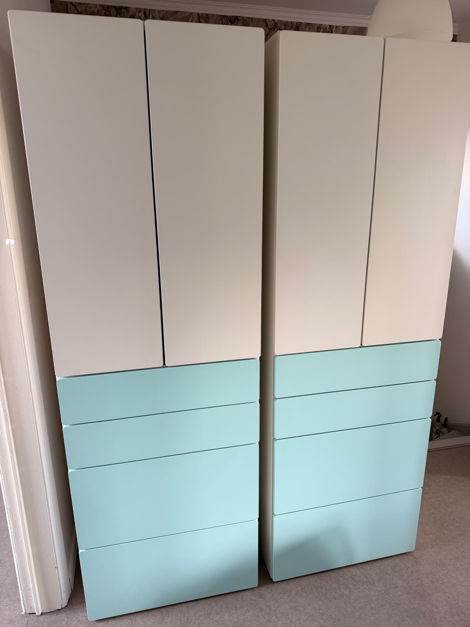 SMÅSTAD / PLATSA armoire-penderie, blanc turquoise pâle/avec 4 tiroirs