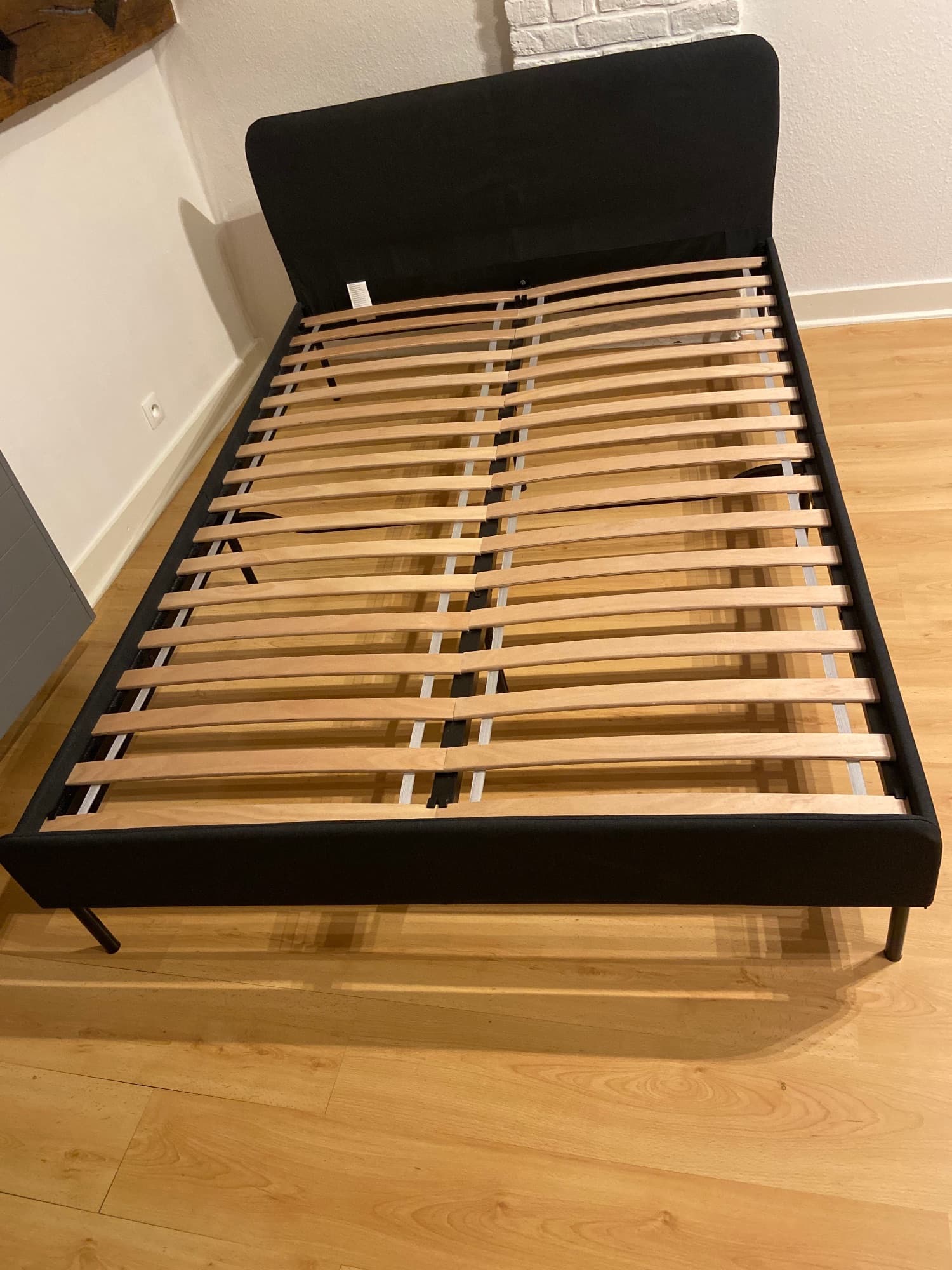 SLATTUM gestoffeerd bed, Vissle donkergrijs, 140x200 cm