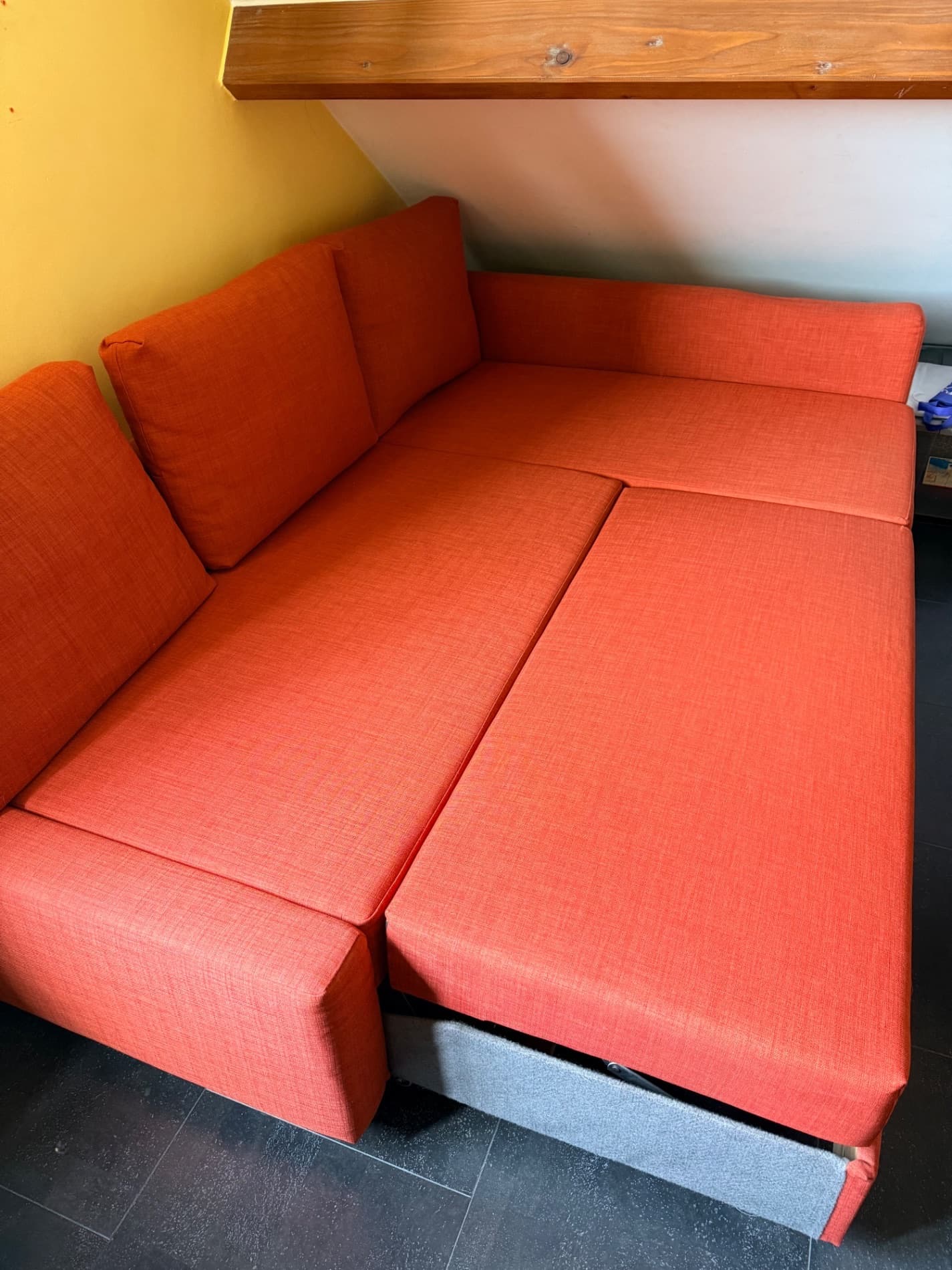 FRIHETEN canapé convertible d'angle, Skiftebo orange foncé