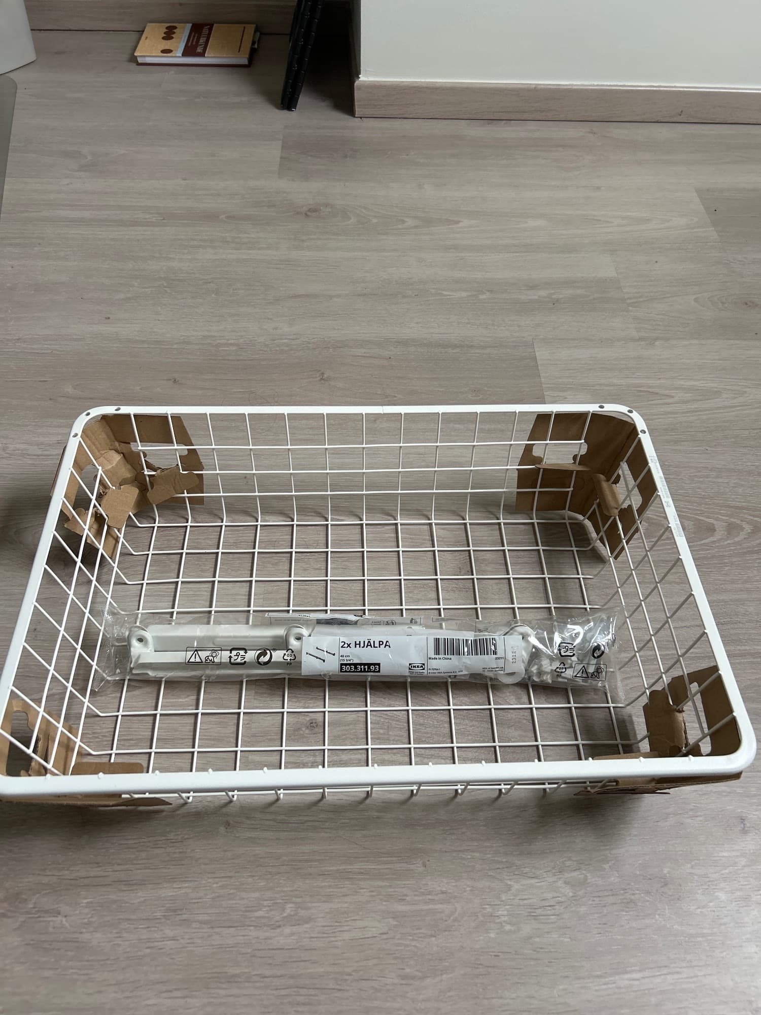 HJÄLPA MAND EN RAIL wire basket with pull-out rail, white, 60x40 cm