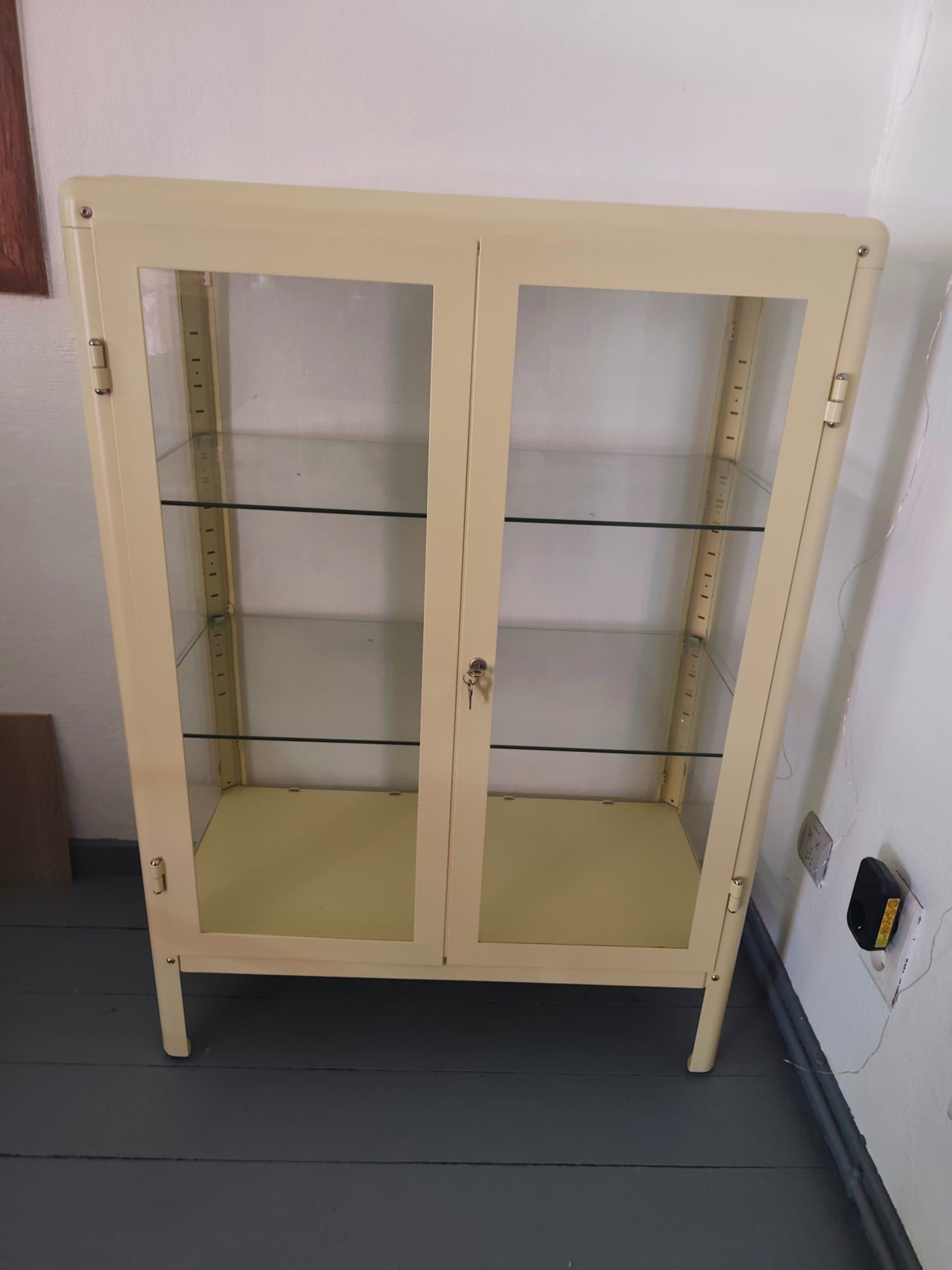 VITRINE JAUNE PASTEL