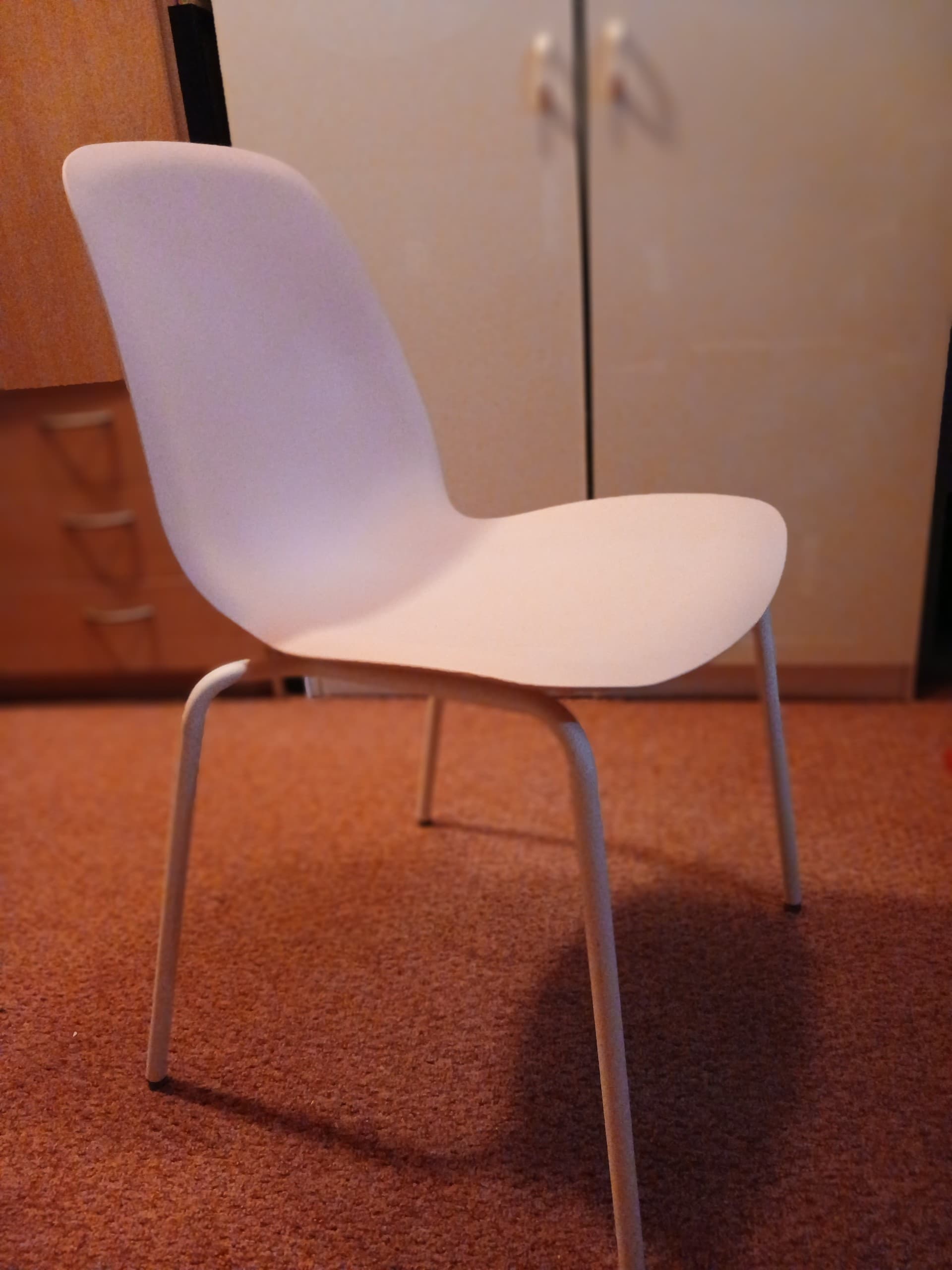 SKÅLSTA chaise, plastique beige