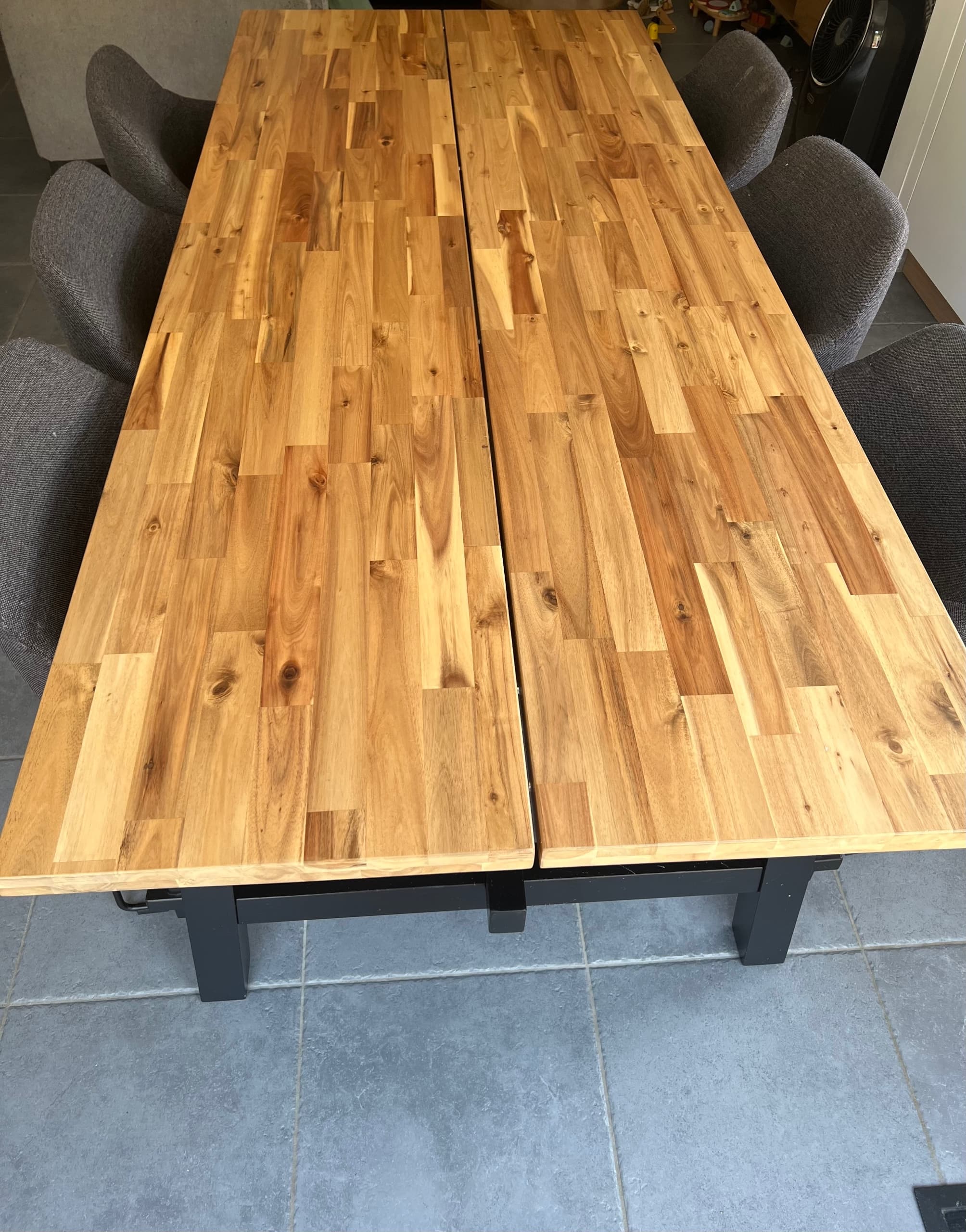 SKOGSTA eettafel, acacia/zwart, 235x100 cm