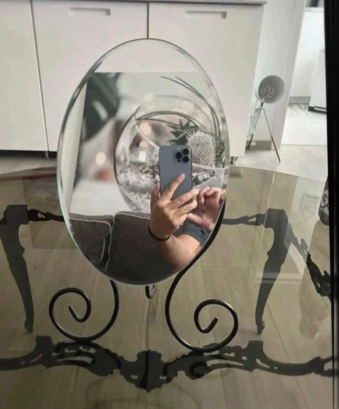 MIROIR OVAL SUR PIED