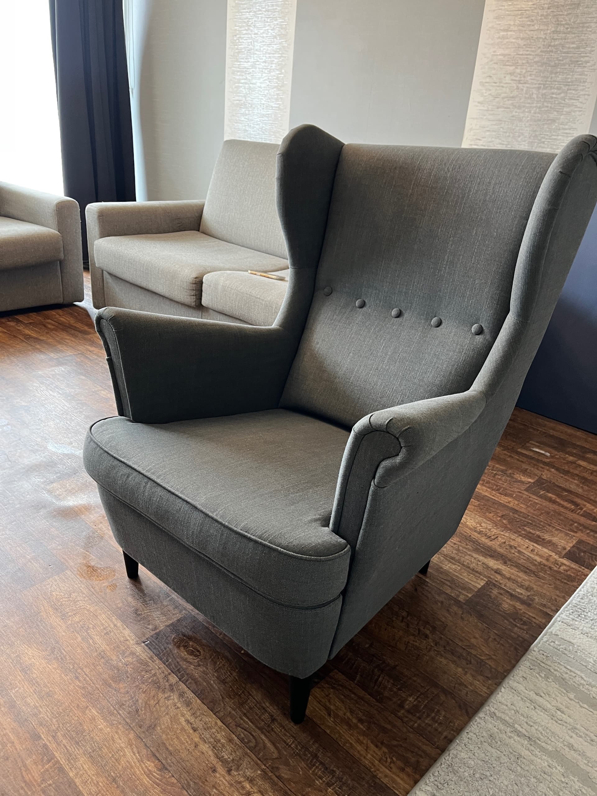 STRANDMON Oorfauteuil, Nordvalla donkergrijs