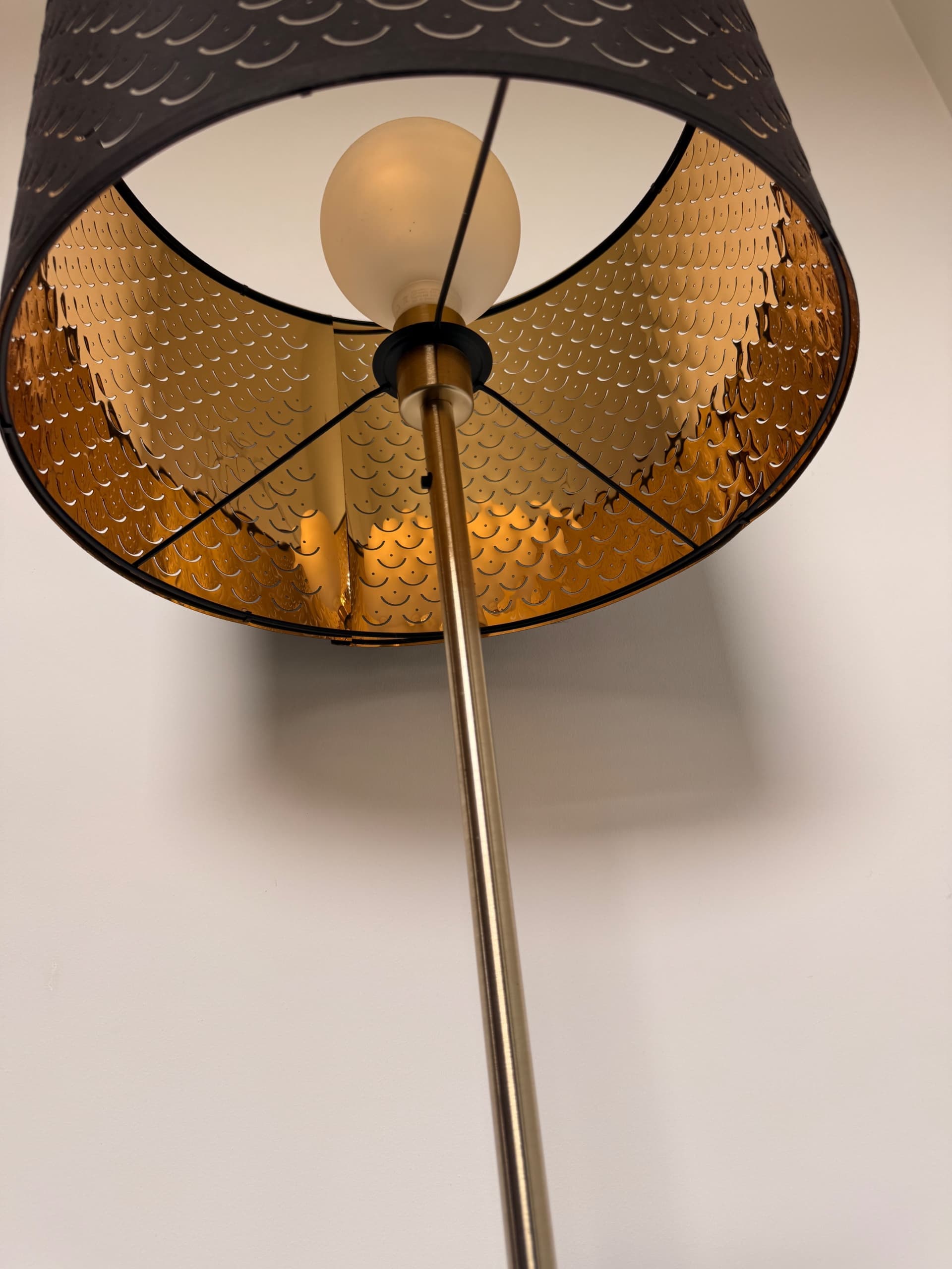 NYMÖ / SKAFTET lampadaire, noir pied laiton/pied laiton
