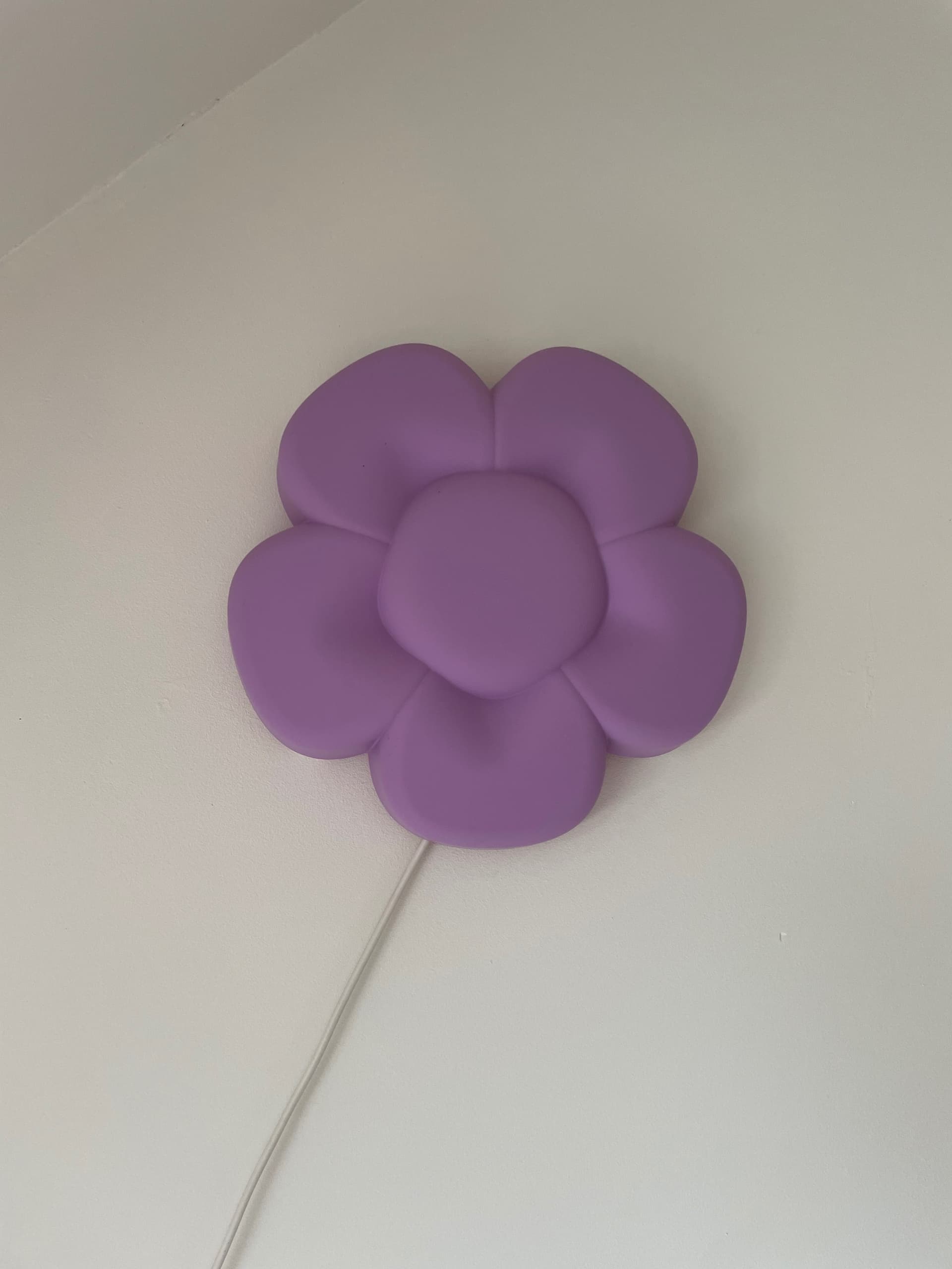 UPPLYST led-wandlamp, bloem paars
