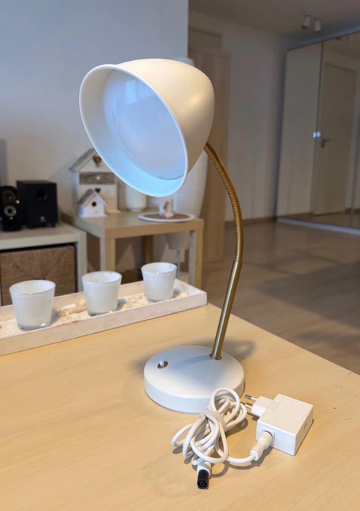 ISNÅLEN led-bureaulamp, wit/messingkleur