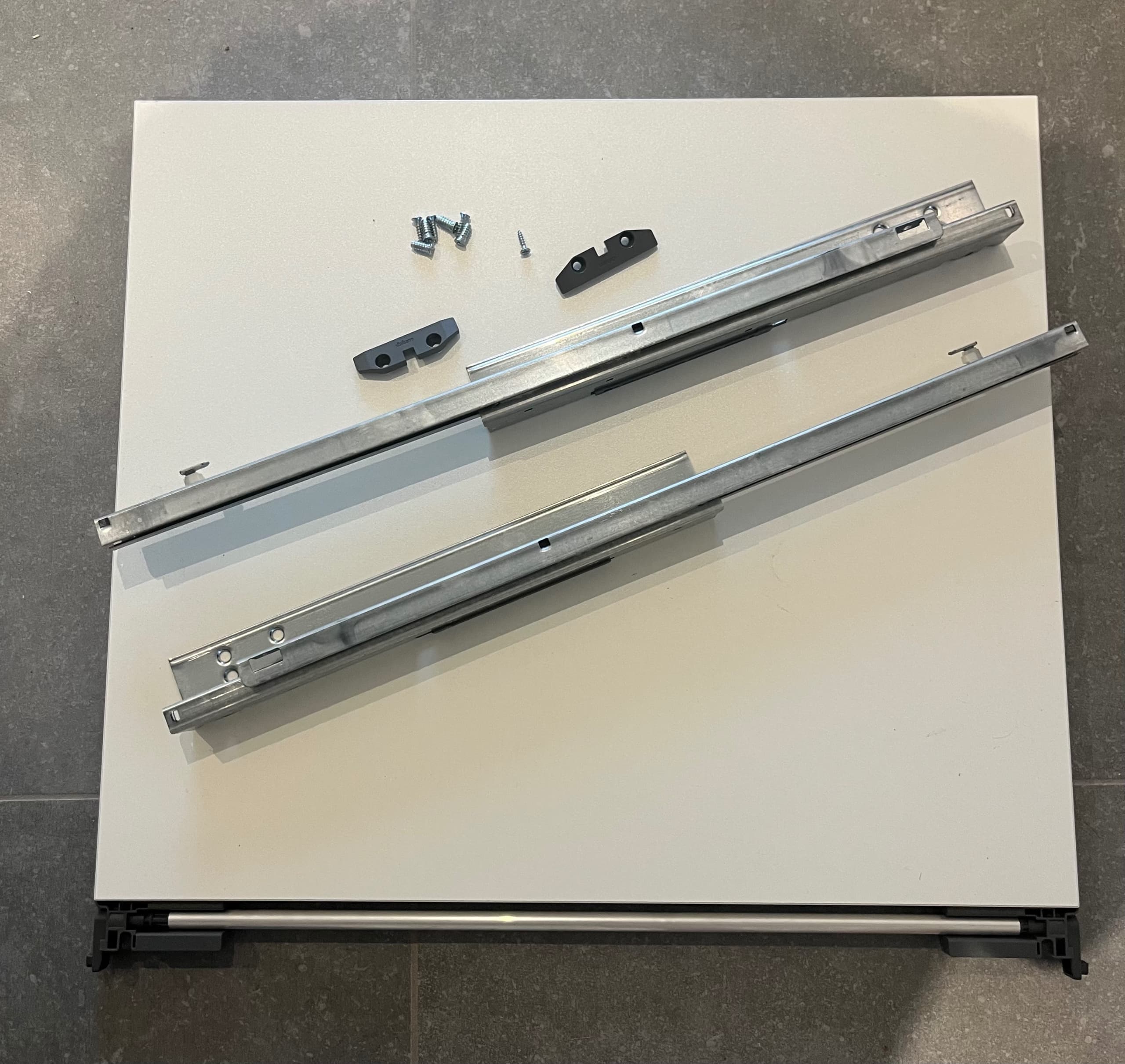 UTRUSTA pull-out work surface