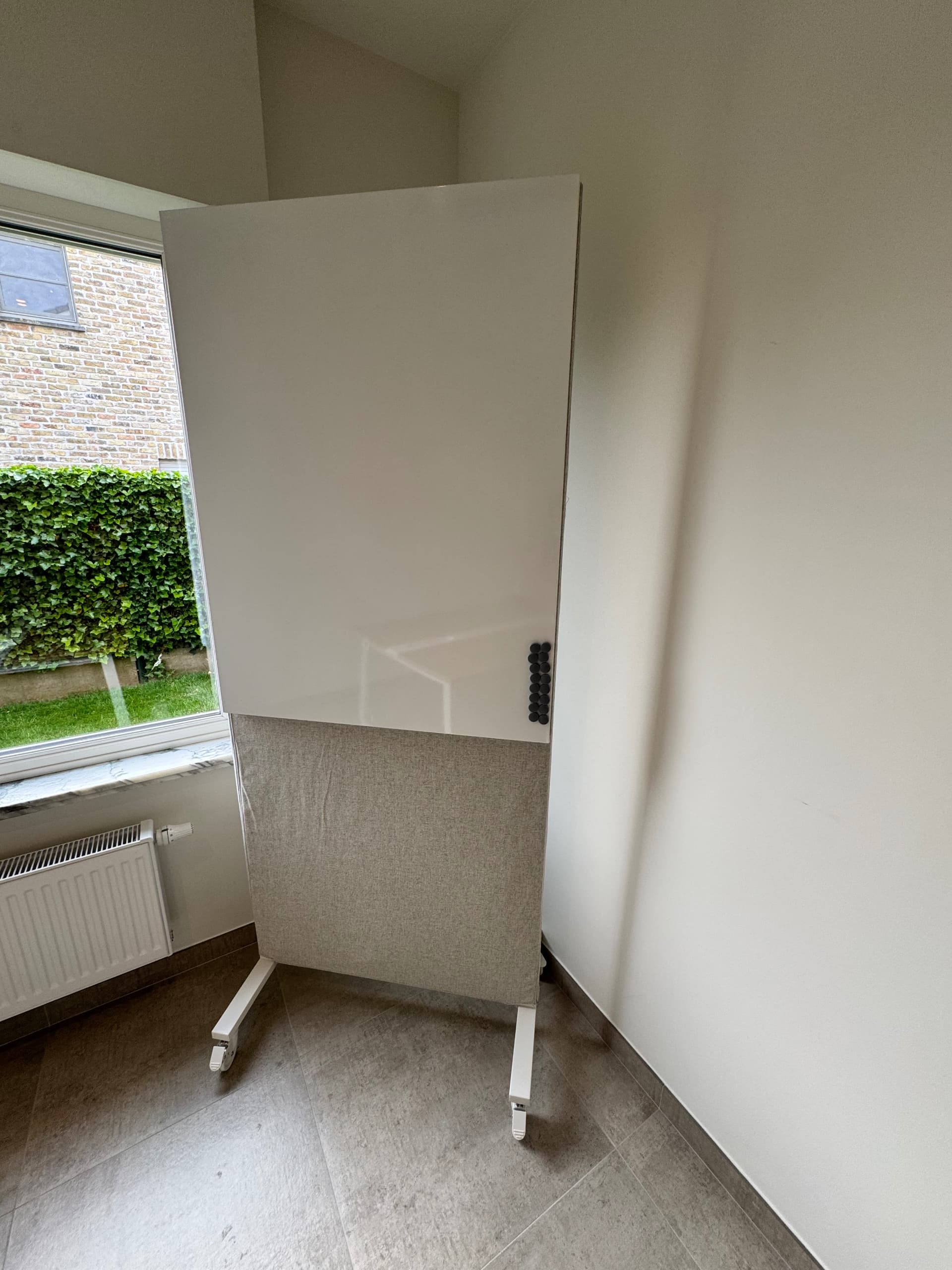 MITTZON frame met wieltjes/ak s/whiteboard, Gunnared beige/wit, 85x205 cm