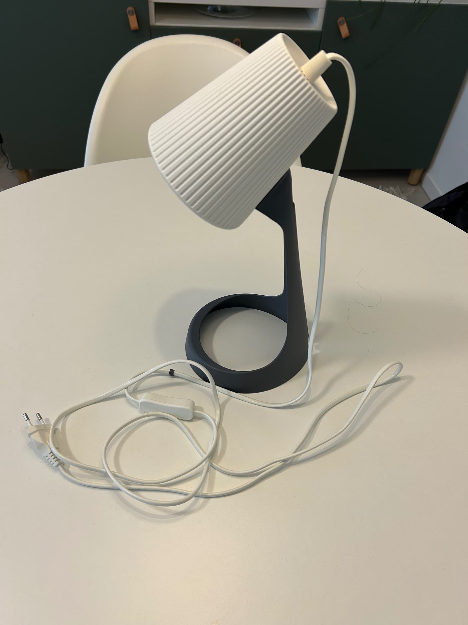 SVALLET bureaulamp, donkergrijs/wit