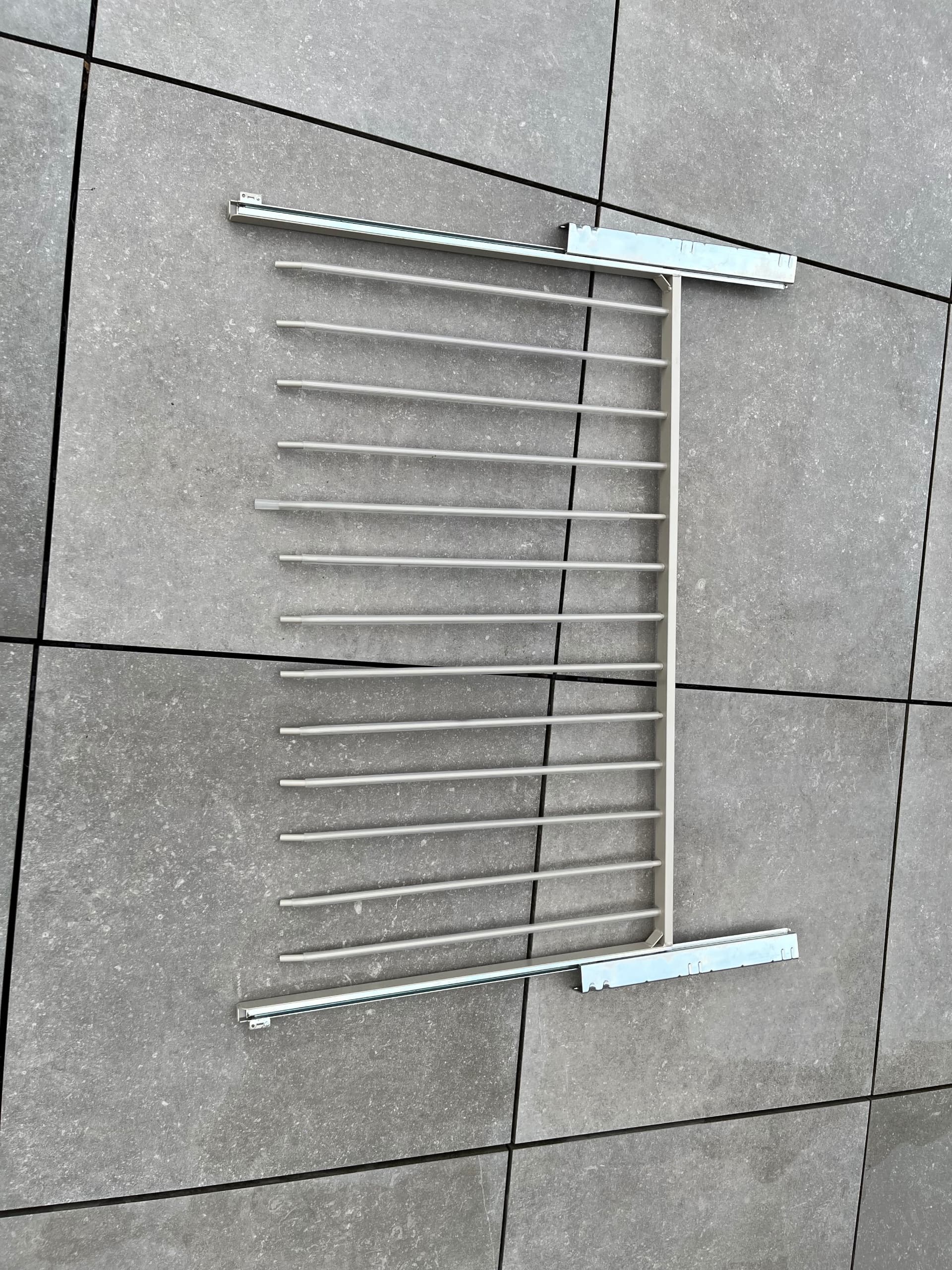 KOMPLEMENT BROEKENRE uittrekbare broekhanger, grijsbeige, 100x58 cm