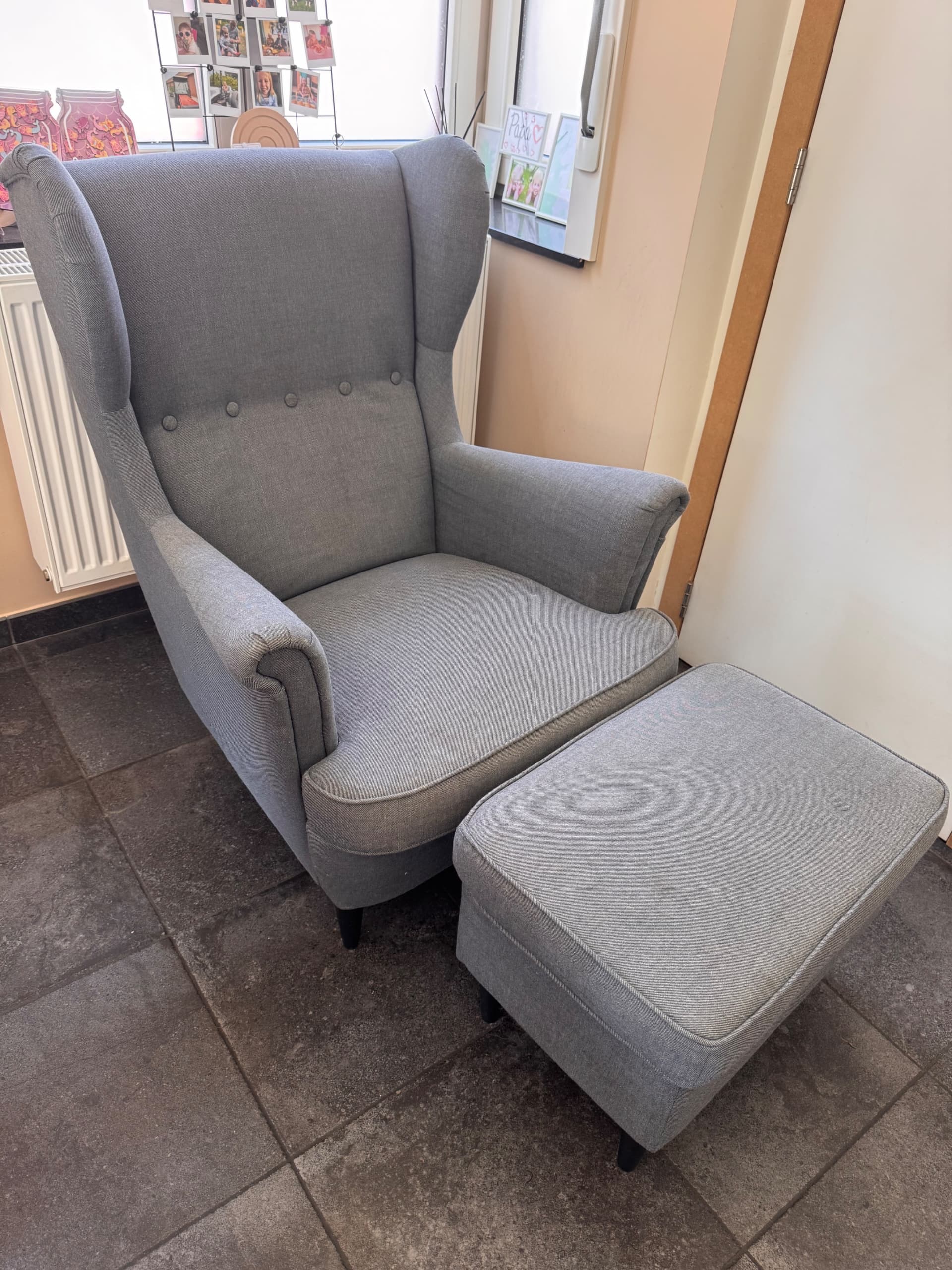 STRANDMON oorfauteuil met voetenbank, Nordvalla donkergrijs