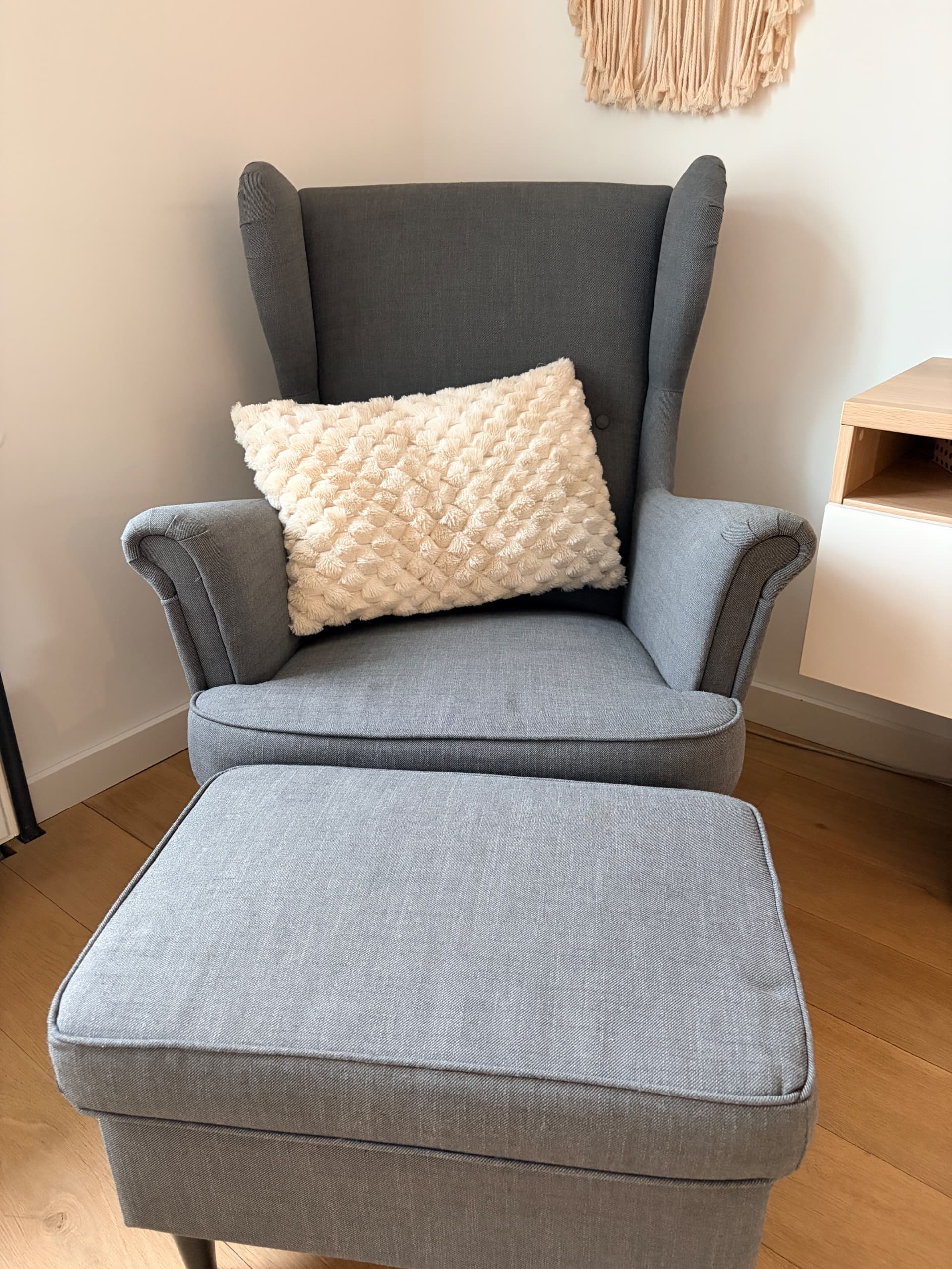 STRANDMON Oorfauteuil, Nordvalla donkergrijs