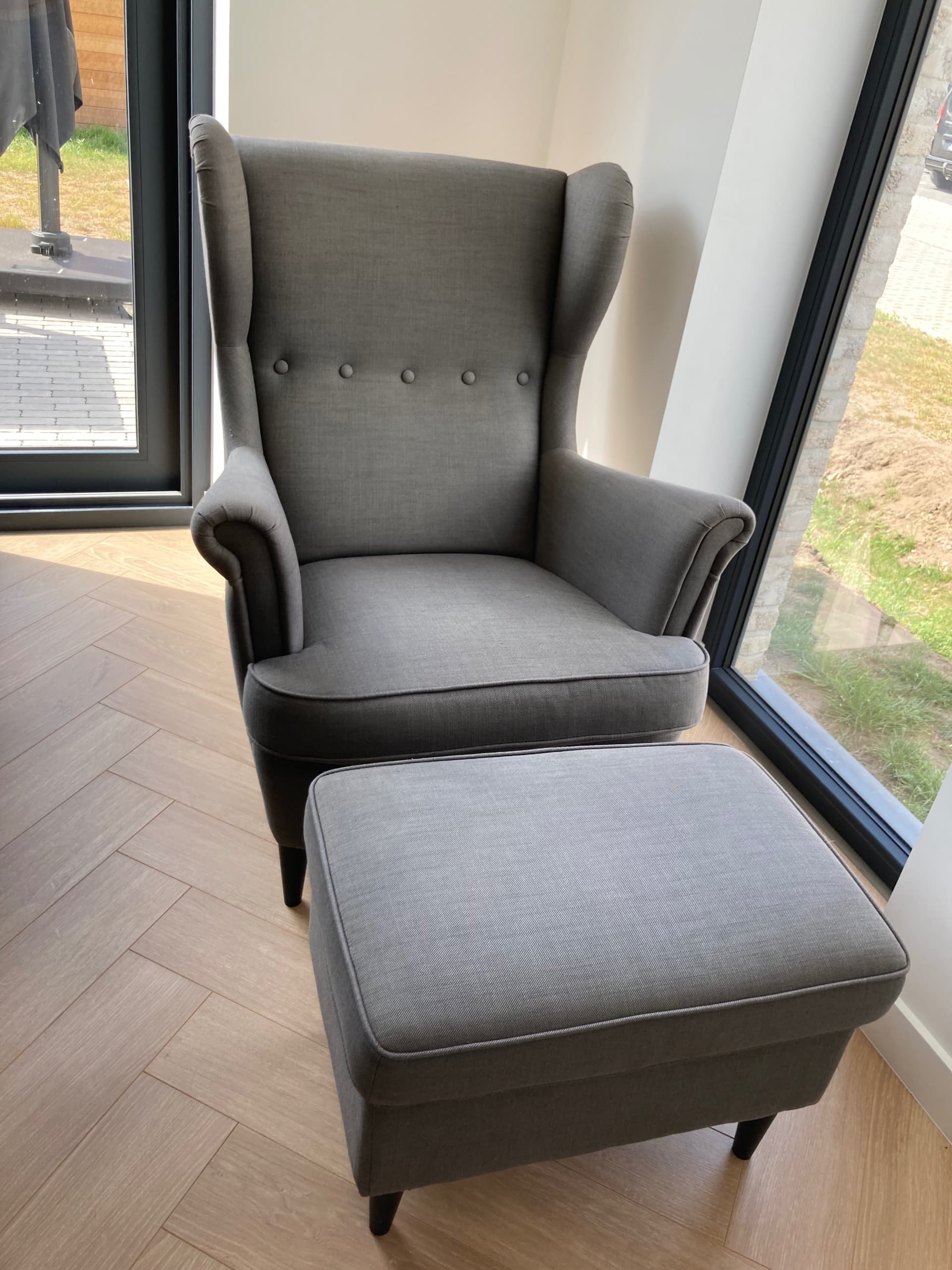STRANDMON oorfauteuil met voetenbank, Nordvalla donkergrijs