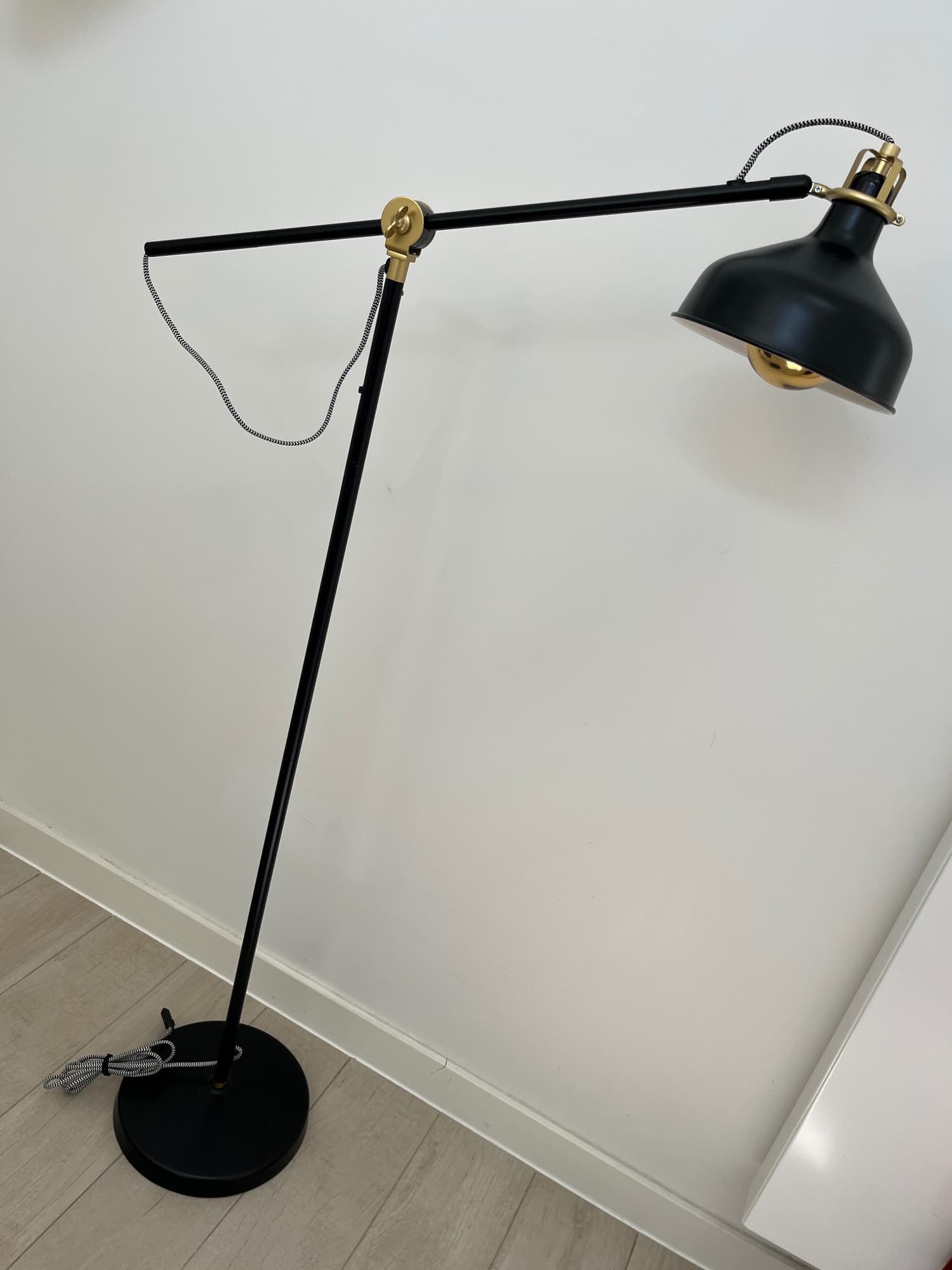 FLOOR LAMP