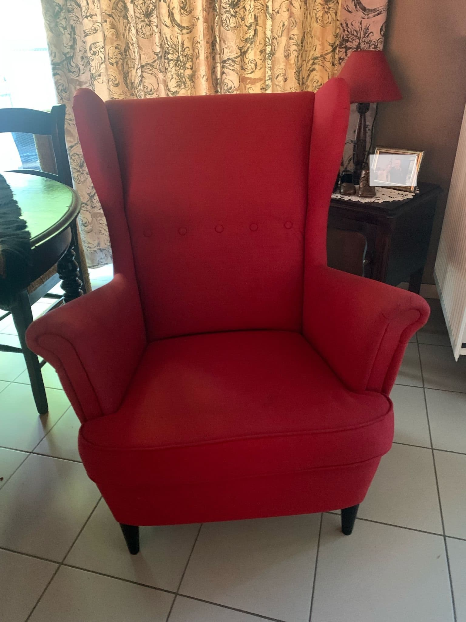 STRANDMON oorfauteuil met voetenbank, Tommaboda bruinrood