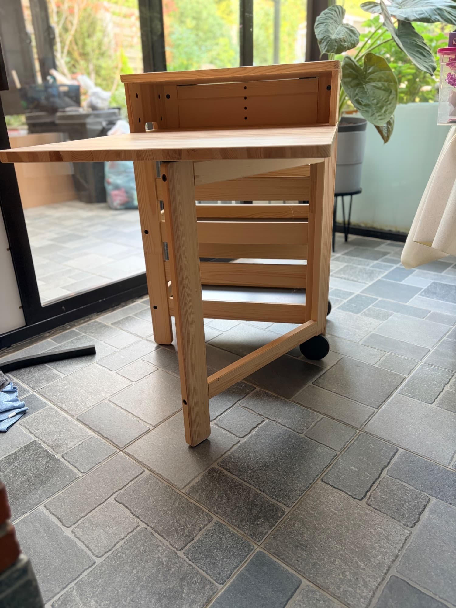 RESARÖ table mobile à rabat avec rangement, pin