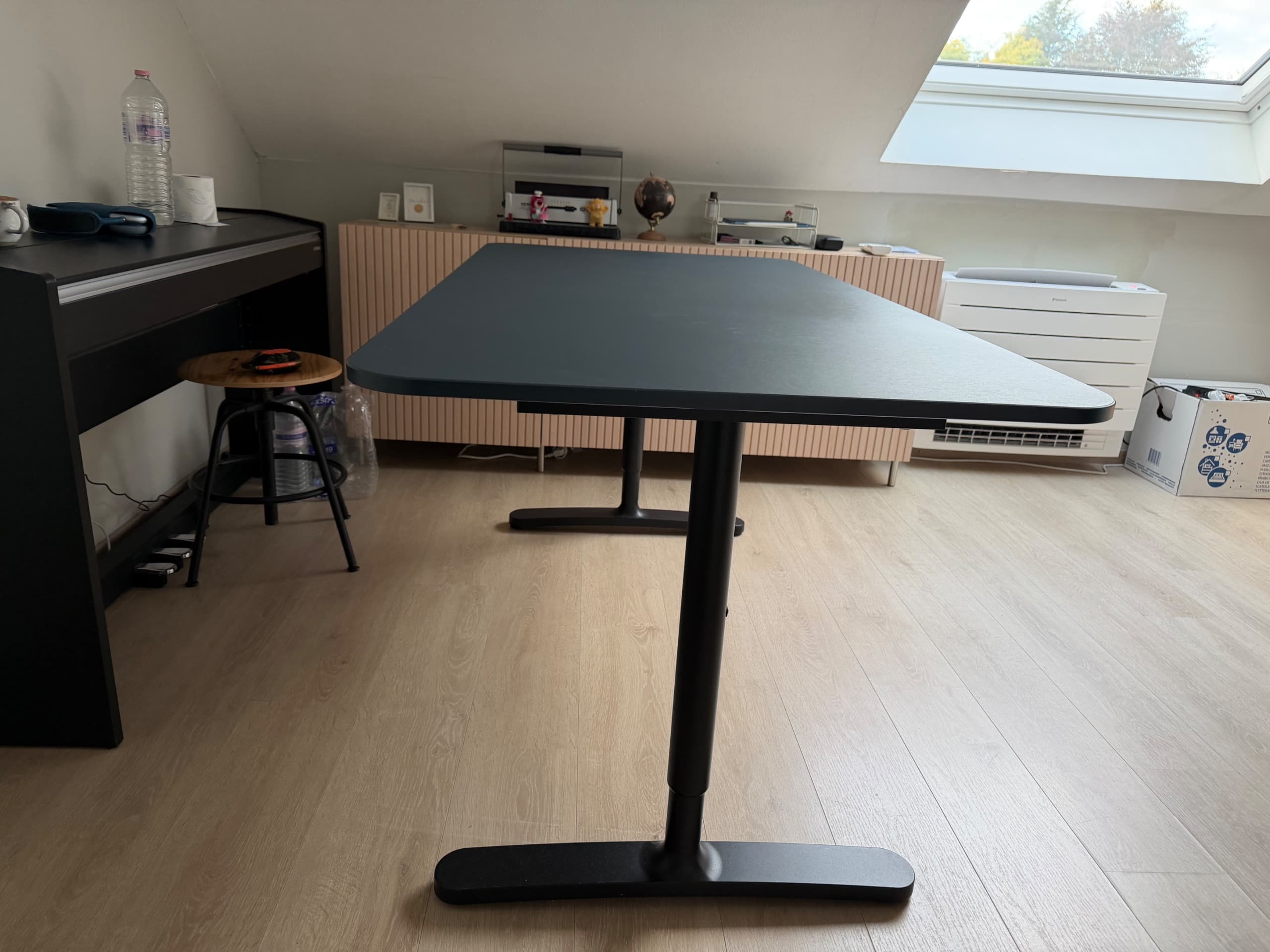 BEKANT desk, linoleum blue/black