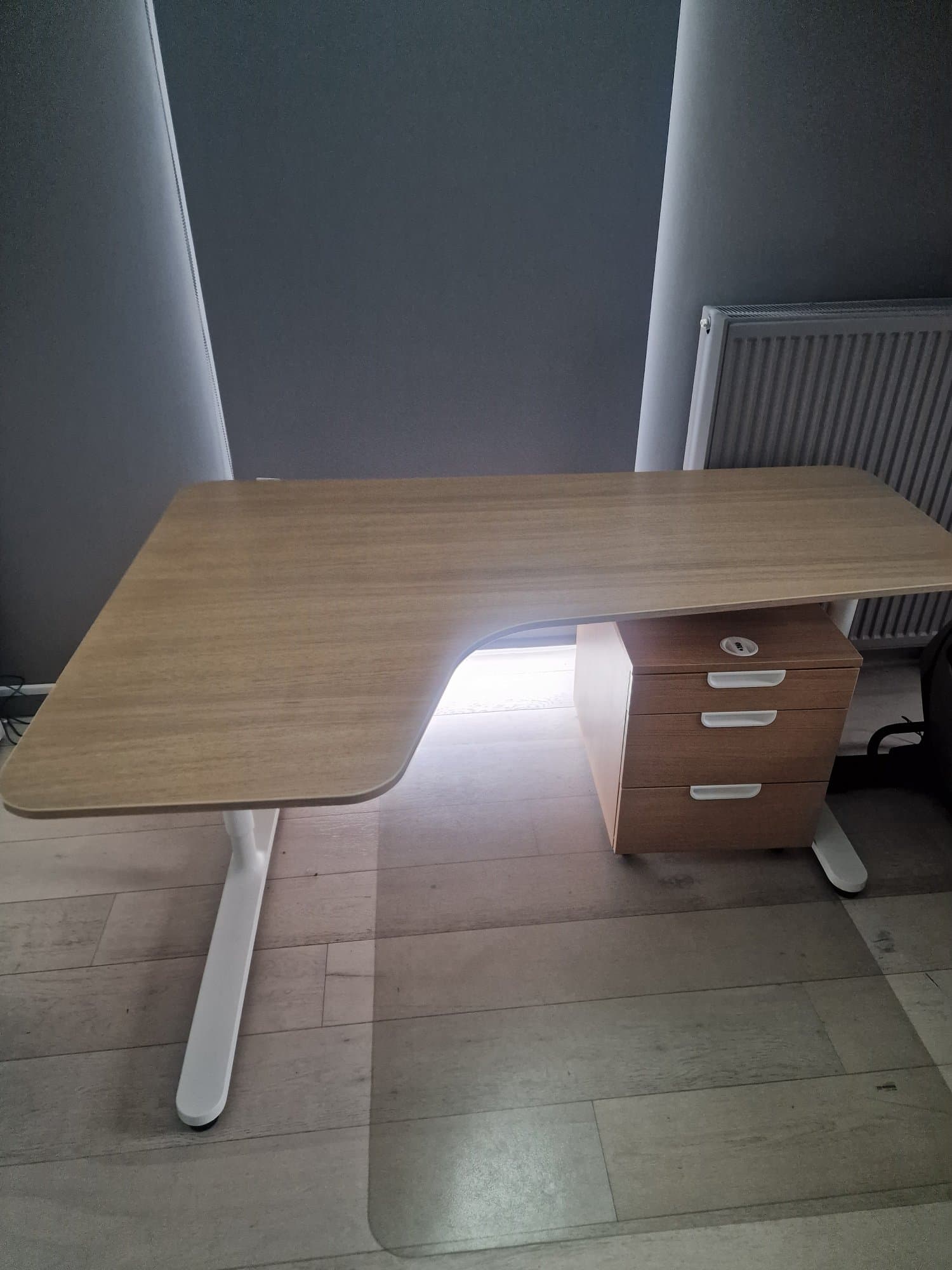 BEKANT bureau d'angle gauche, plaqué chêne blanchi/blanc