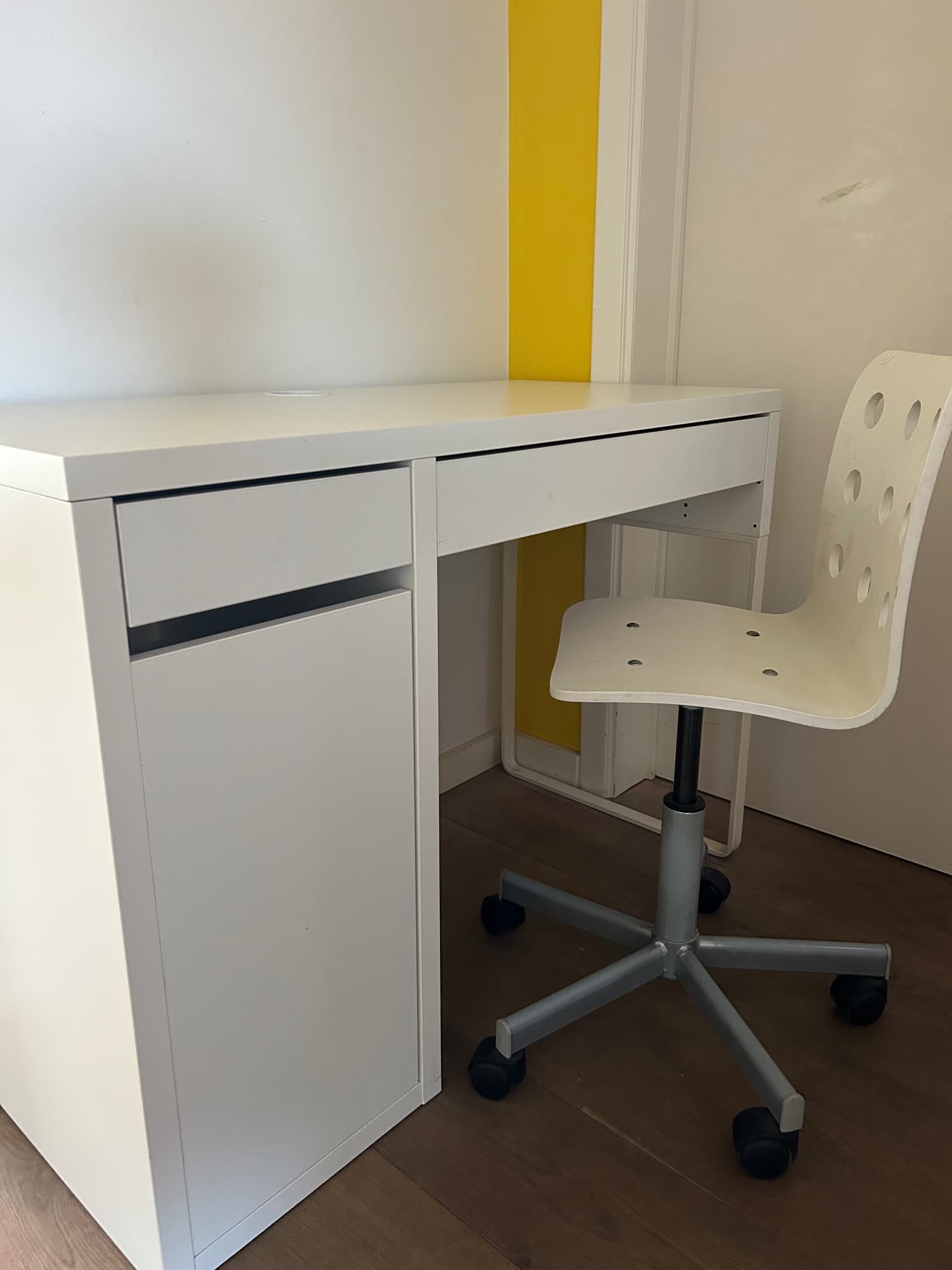 MICKE Bureau, blanc, 105x50 cm. Lire plus