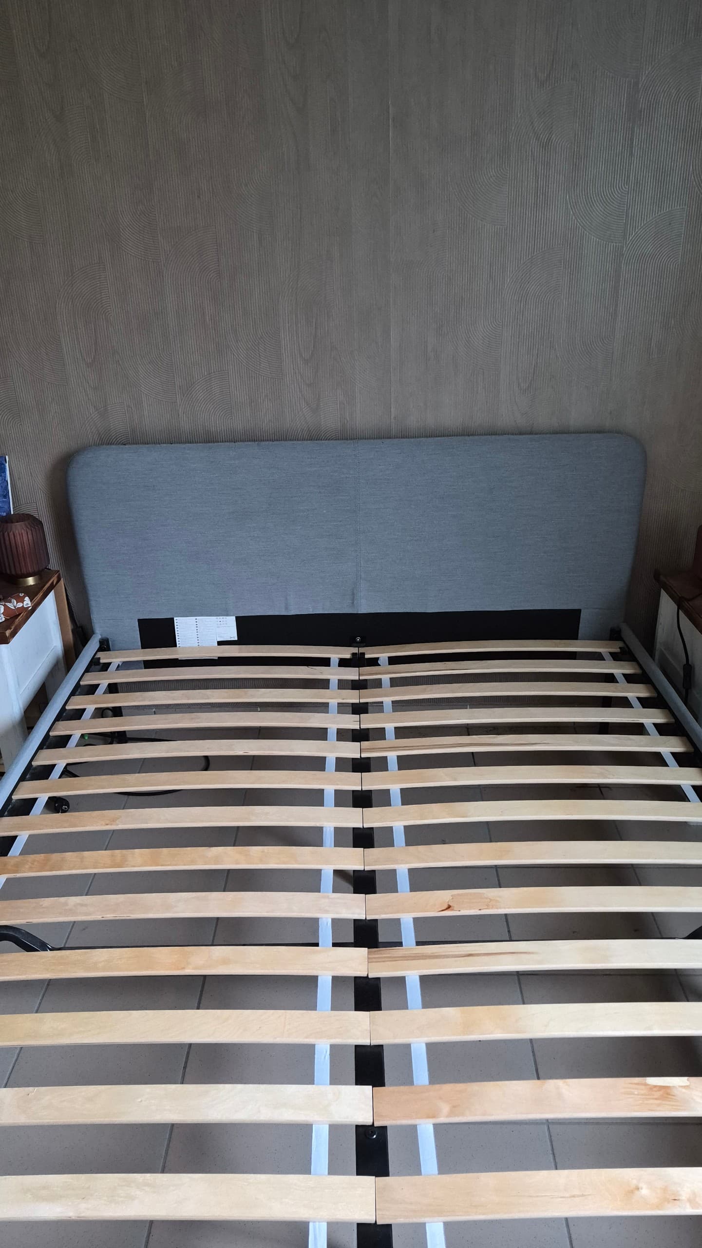 SLATTUM gestoffeerd bed, Knisa lichtgrijs