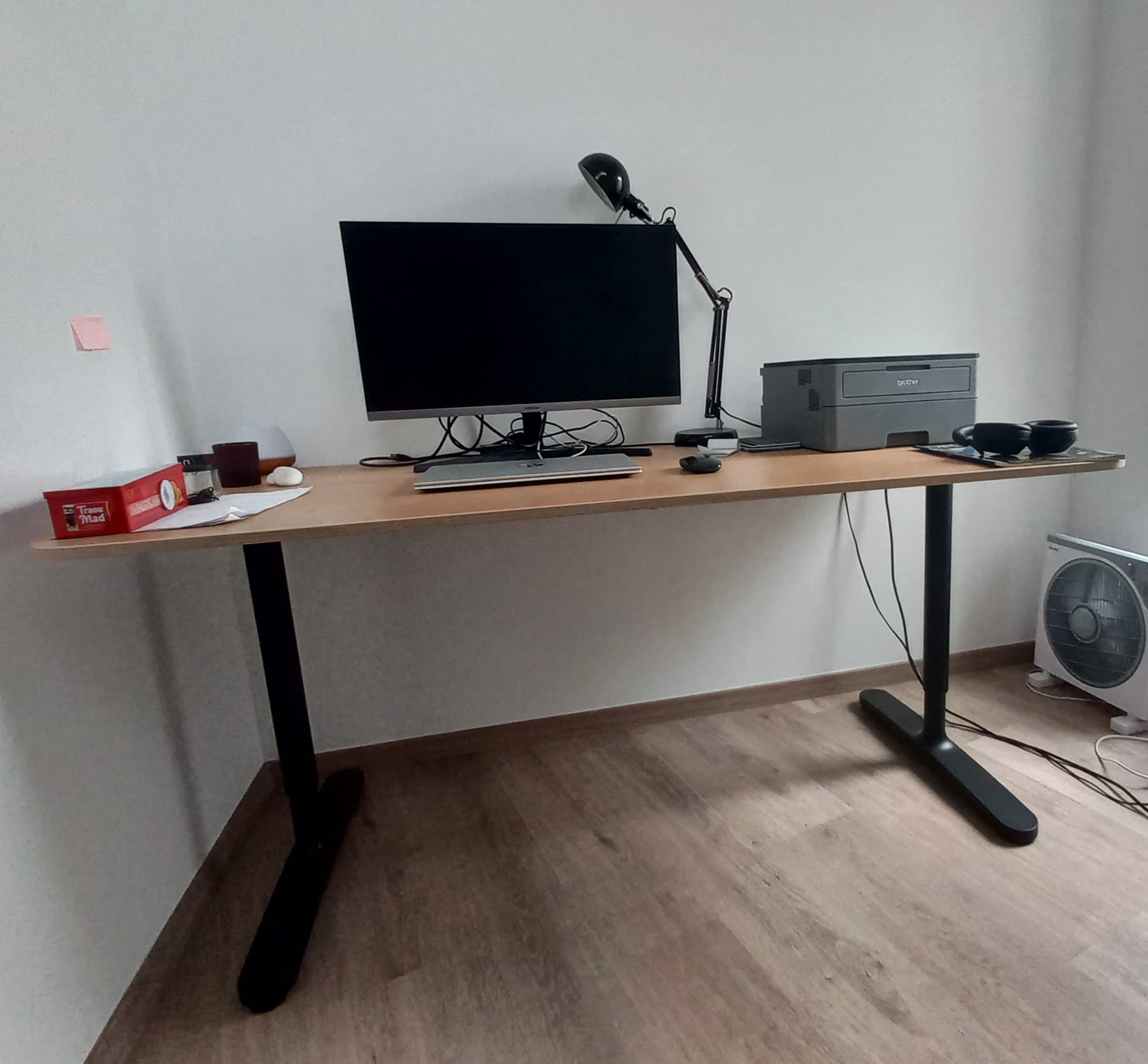 BEKANT desk