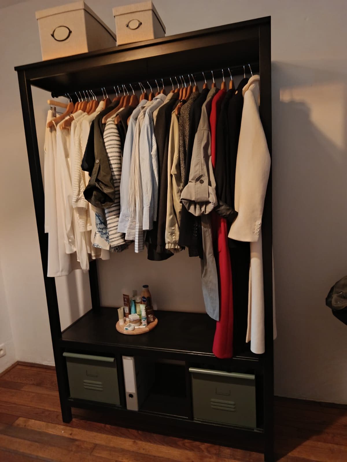HEMNES armoire ouverte, brun noir