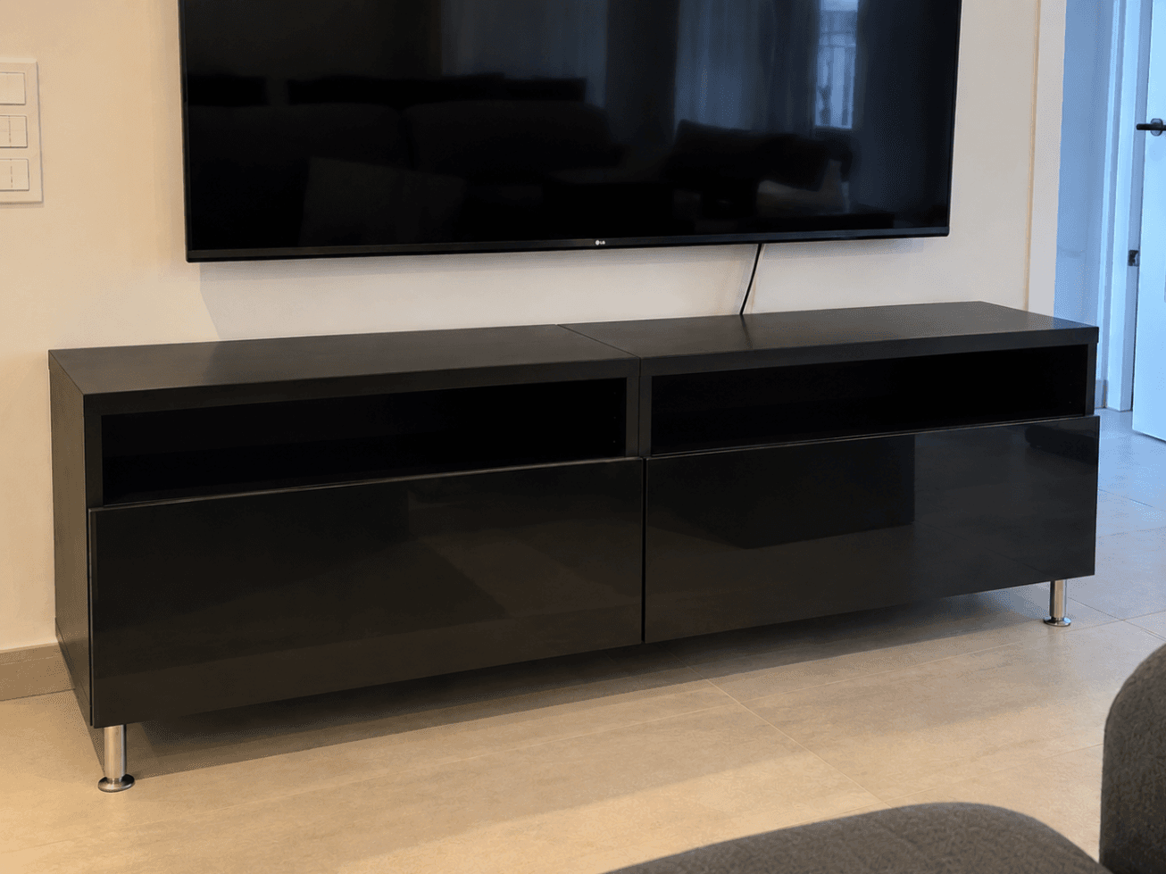 BESTÅ banc TV avec portes, gris foncé/Bergsviken noir, 180x42x38 cm