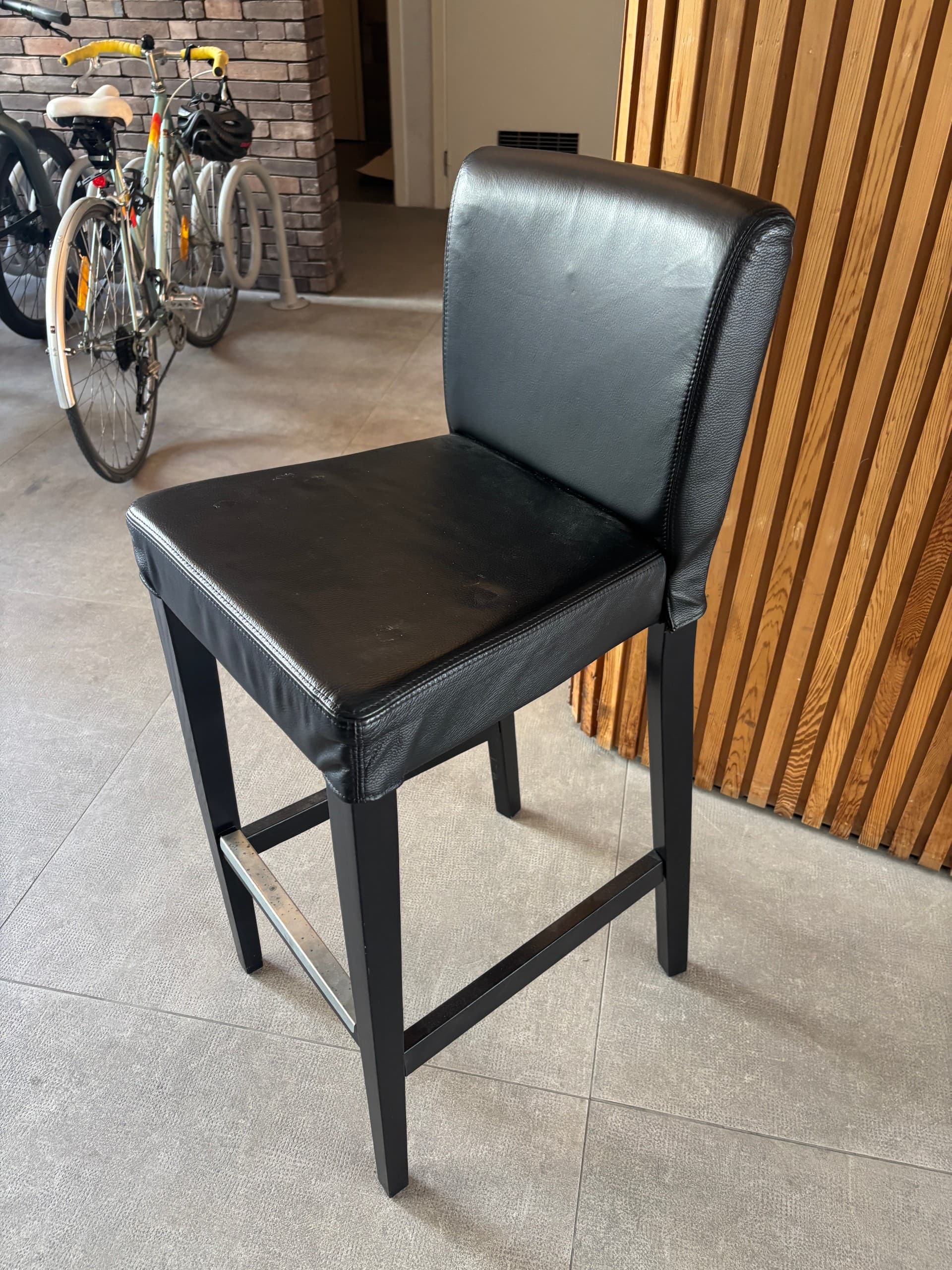 BERGMUND bar stool with backrest, counter height black/Glose black, 62 cm