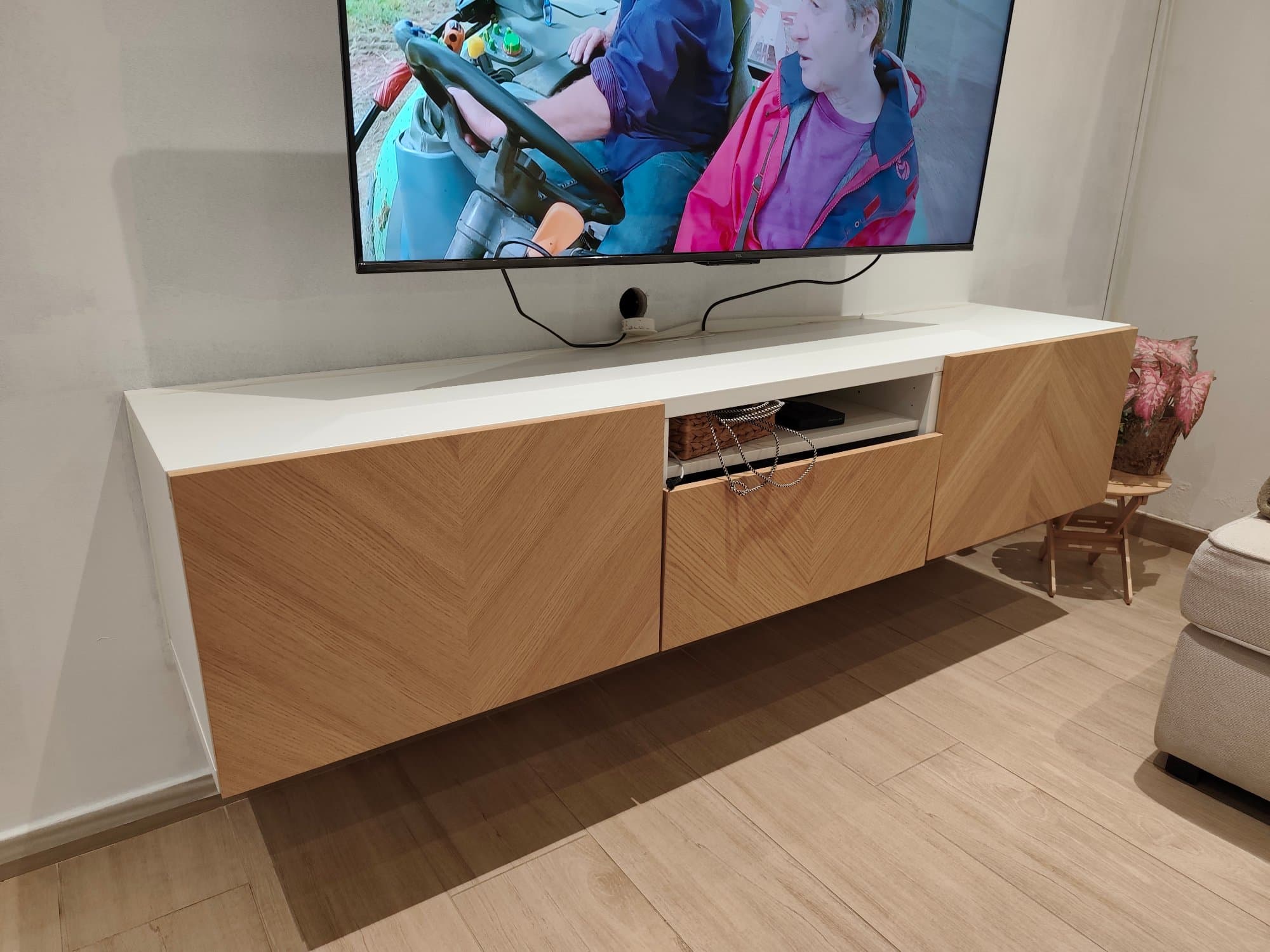 BESTÅ Tv-meubel met deuren, wit/Hedeviken eikenfineer, 180x42x38 cm