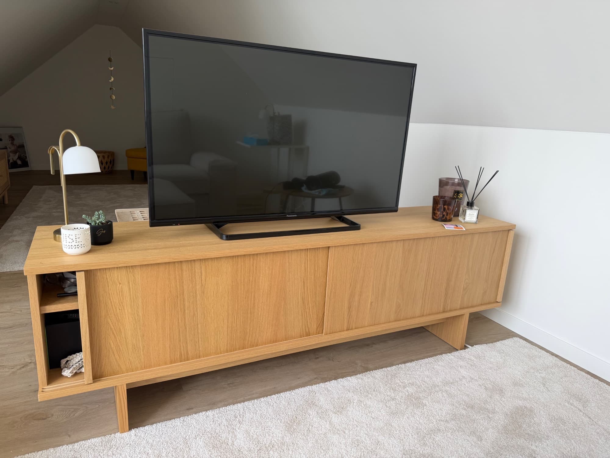 STOCKHOLM 2025 banc TV portes coulissantes, plaqué chêne, 179x42x56 cm
