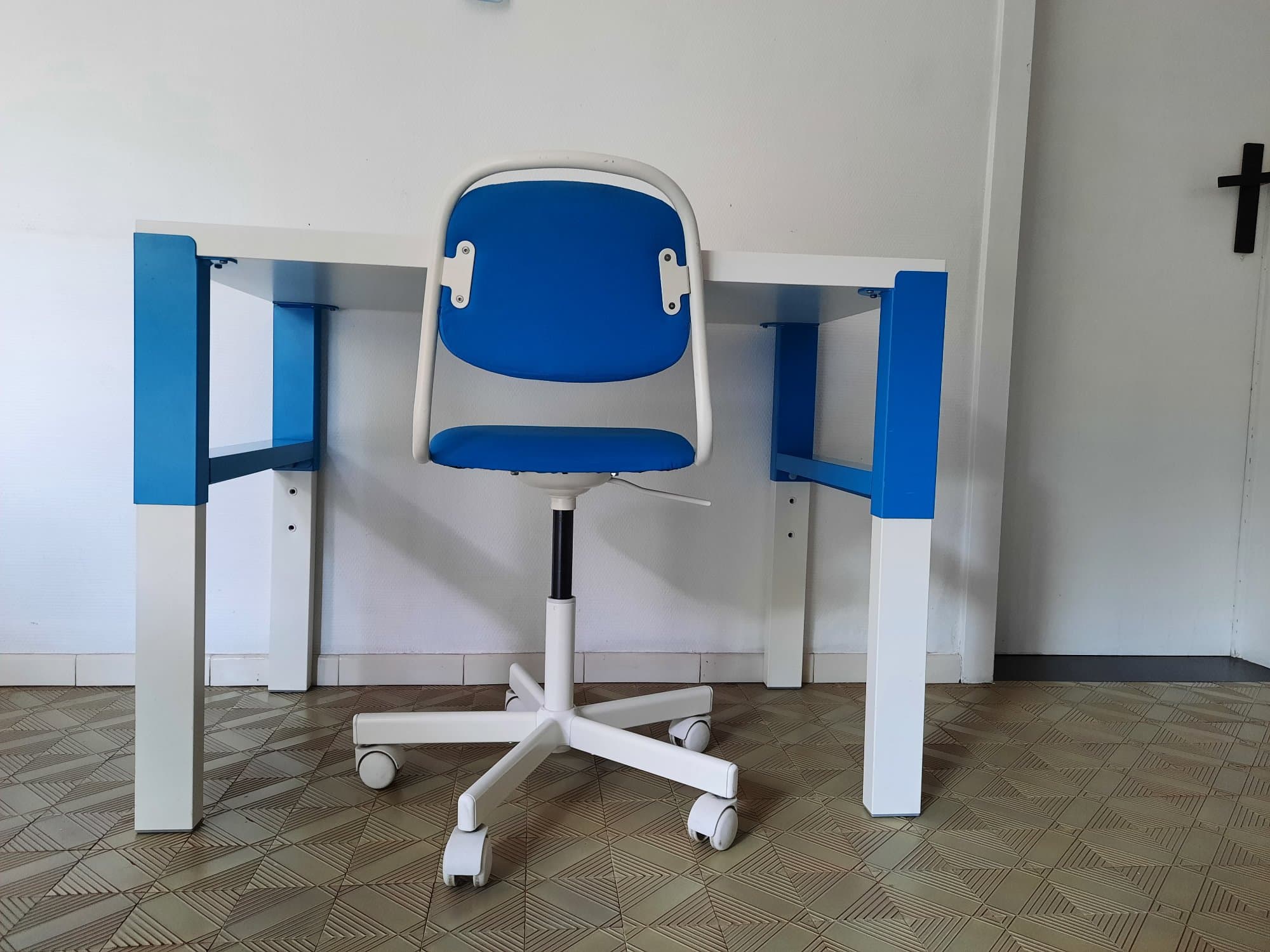 ÖRFJÄLL swivel chair, white/Vissle dark blue