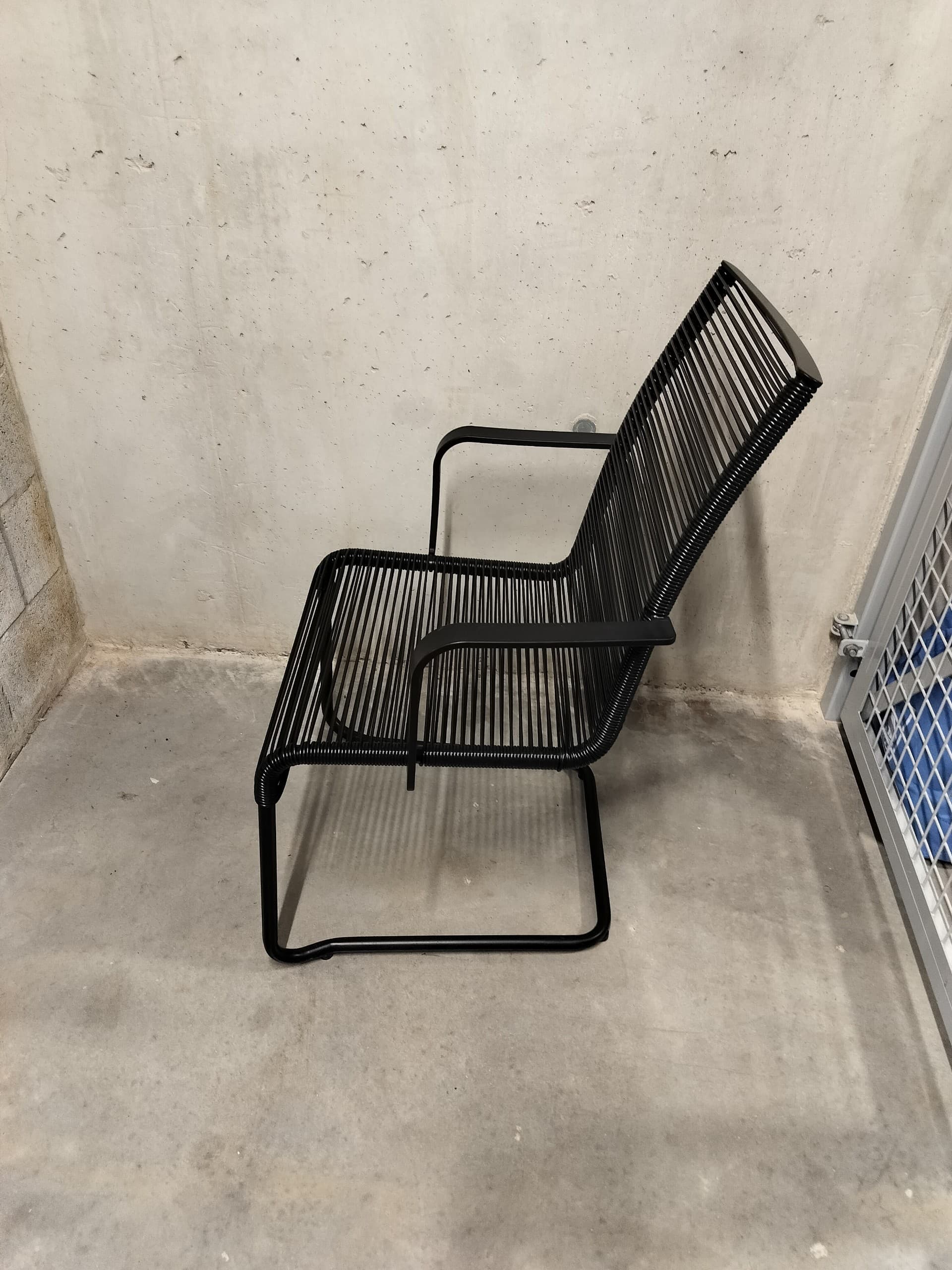 VÄSMAN chair with armrests, outdoor, black