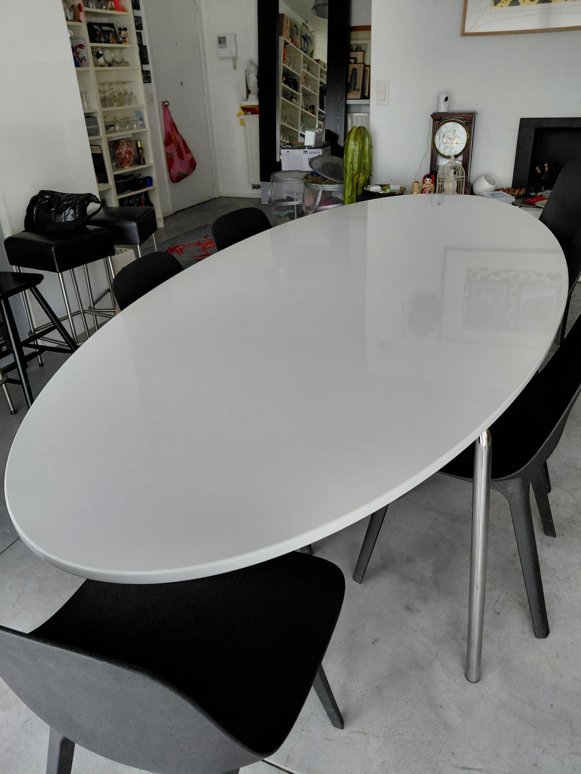 TABLE OVALE LAQUEE